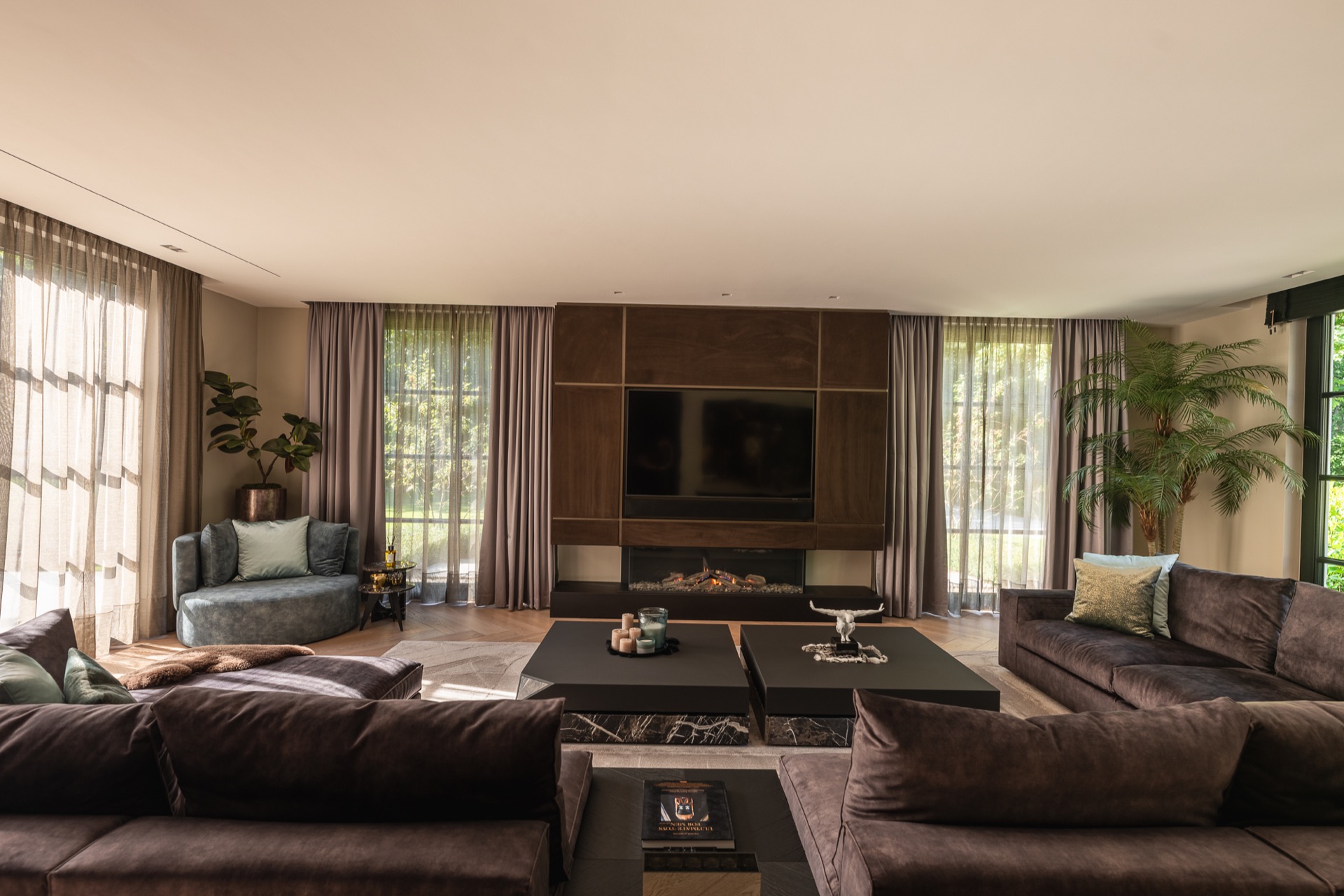 villa da sogno con tetto di paglia: soggiorno accogliente con TV, camino e grandi finestre, arredamento elegante, Luxury, Design, Exclusive, Modern, Custom Made, Special, Beautiful