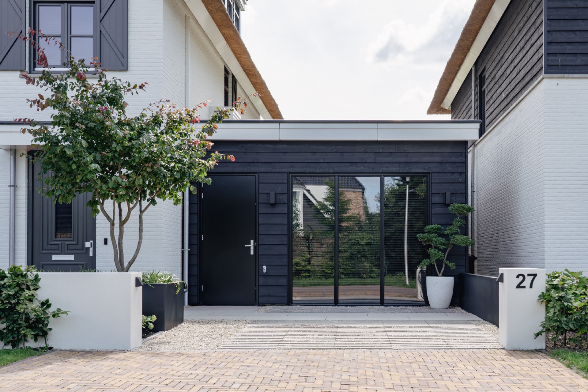giardino moderno: facciata moderna con grandi finestre e ingresso, illuminata, con piante esterne., Luxury, Design, Exclusive, Modern, Custom Made, Special, Beautiful