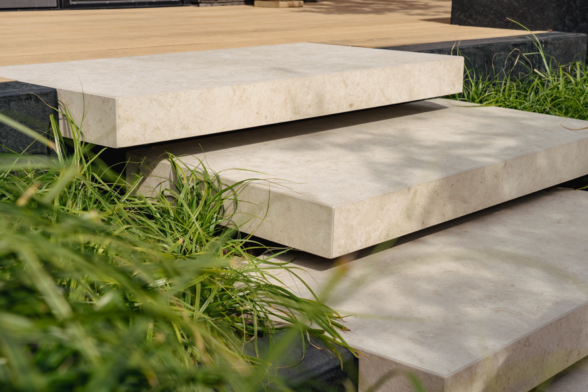 giardino moderno: facciata moderna con illuminazione, grandi finestre e linee pulite, scena notturna., Luxury, Design, Exclusive, Modern, Custom Made, Special, Beautiful