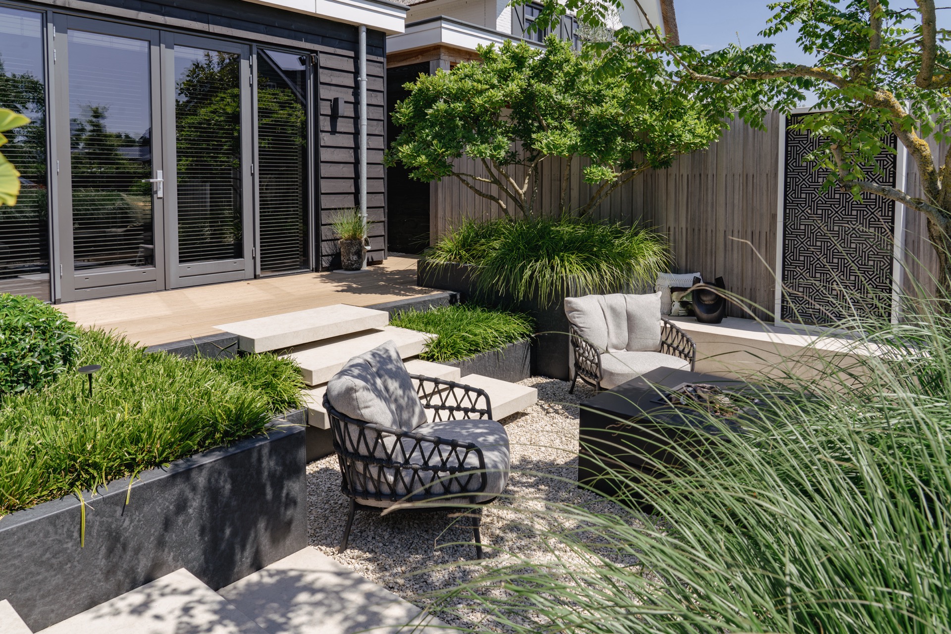 giardino moderno: facciata moderna di notte, illuminata e con grandi finestre, linee eleganti., Luxury, Design, Exclusive, Modern, Custom Made, Special, Beautiful