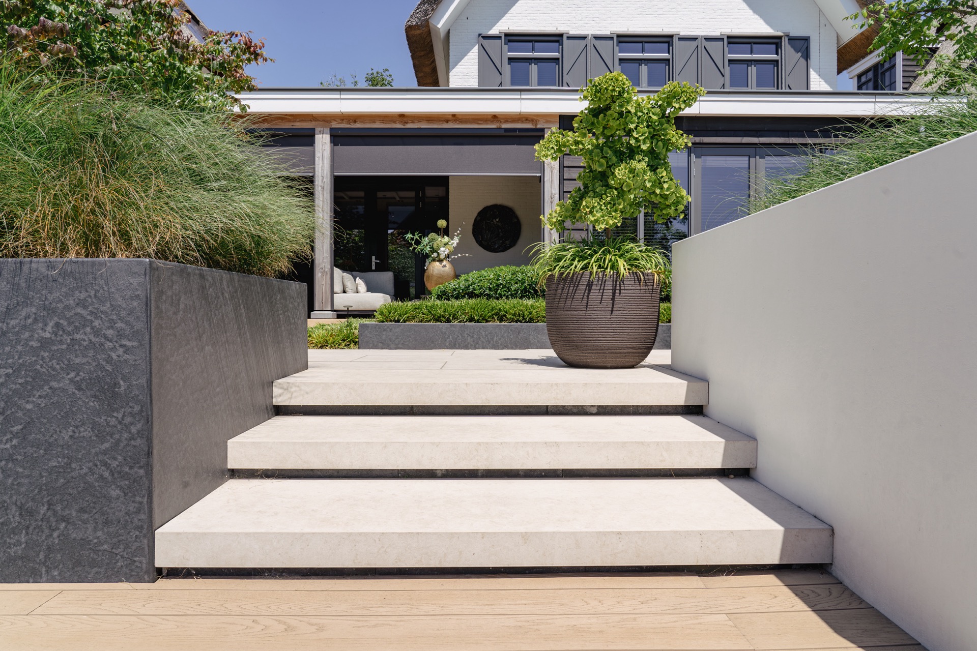 giardino moderno: giardino accogliente di notte, con zona relax, percorso e illuminazione., Luxury, Design, Exclusive, Modern, Custom Made, Special, Beautiful
