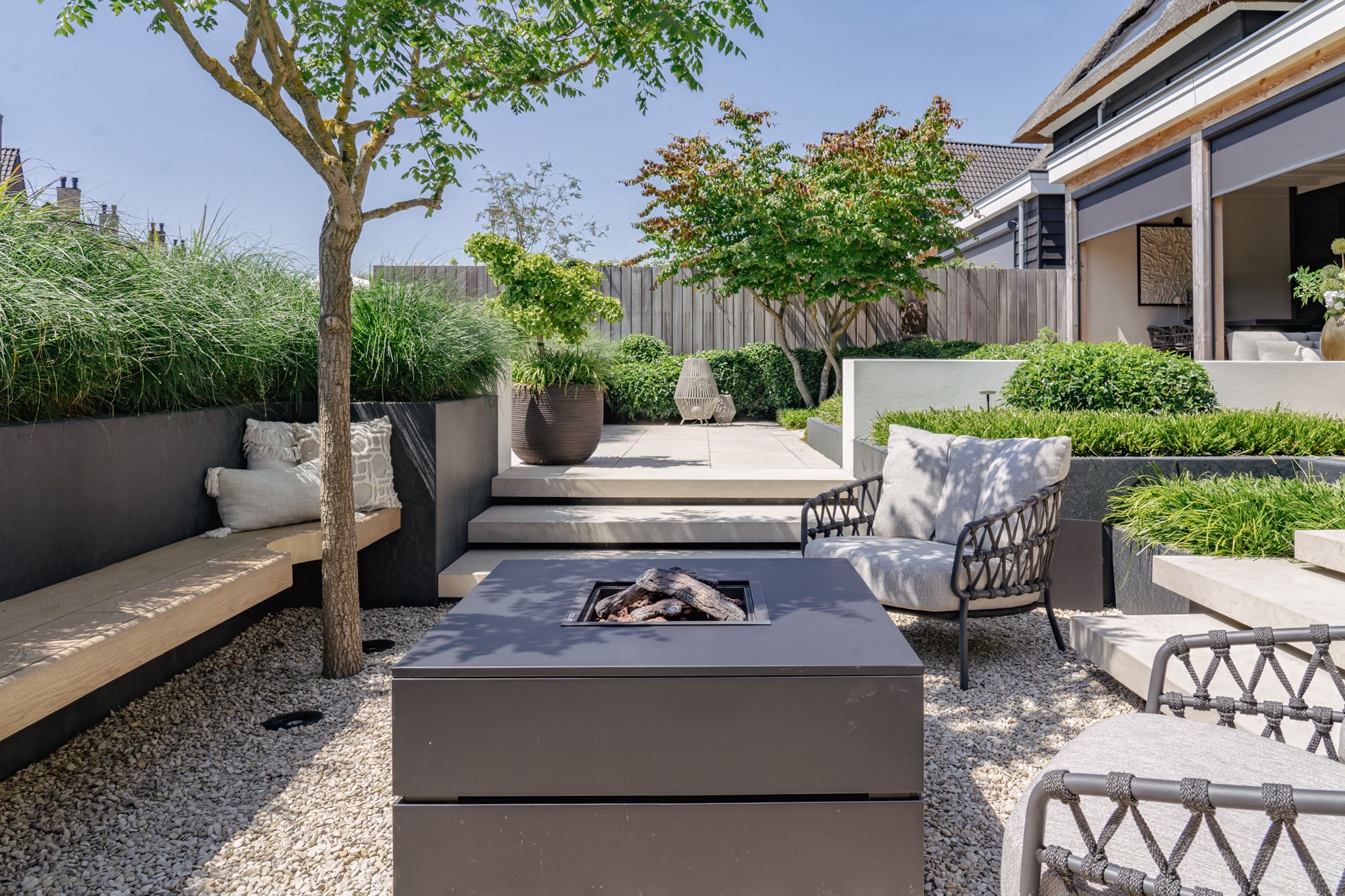 giardino moderno: facciata moderna con illuminazione notturna e giardino frontale, scena atmosferica., Luxury, Design, Exclusive, Modern, Custom Made, Special, Beautiful