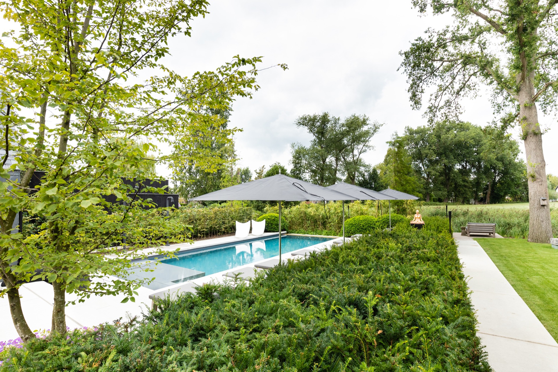 design giardino moderno: giardino con piscina e sedie a sdraio in ambiente rurale, Luxury, Design, Exclusive, Modern, Custom Made, Special, Beautiful
