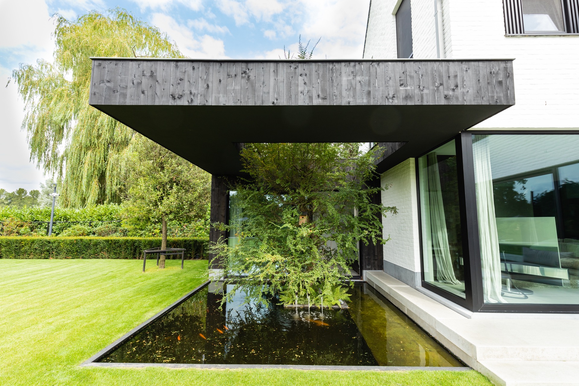 design giardino moderno: casa moderna ad angolo con fontana e giardino in ambiente rurale, Luxury, Design, Exclusive, Modern, Custom Made, Special, Beautiful