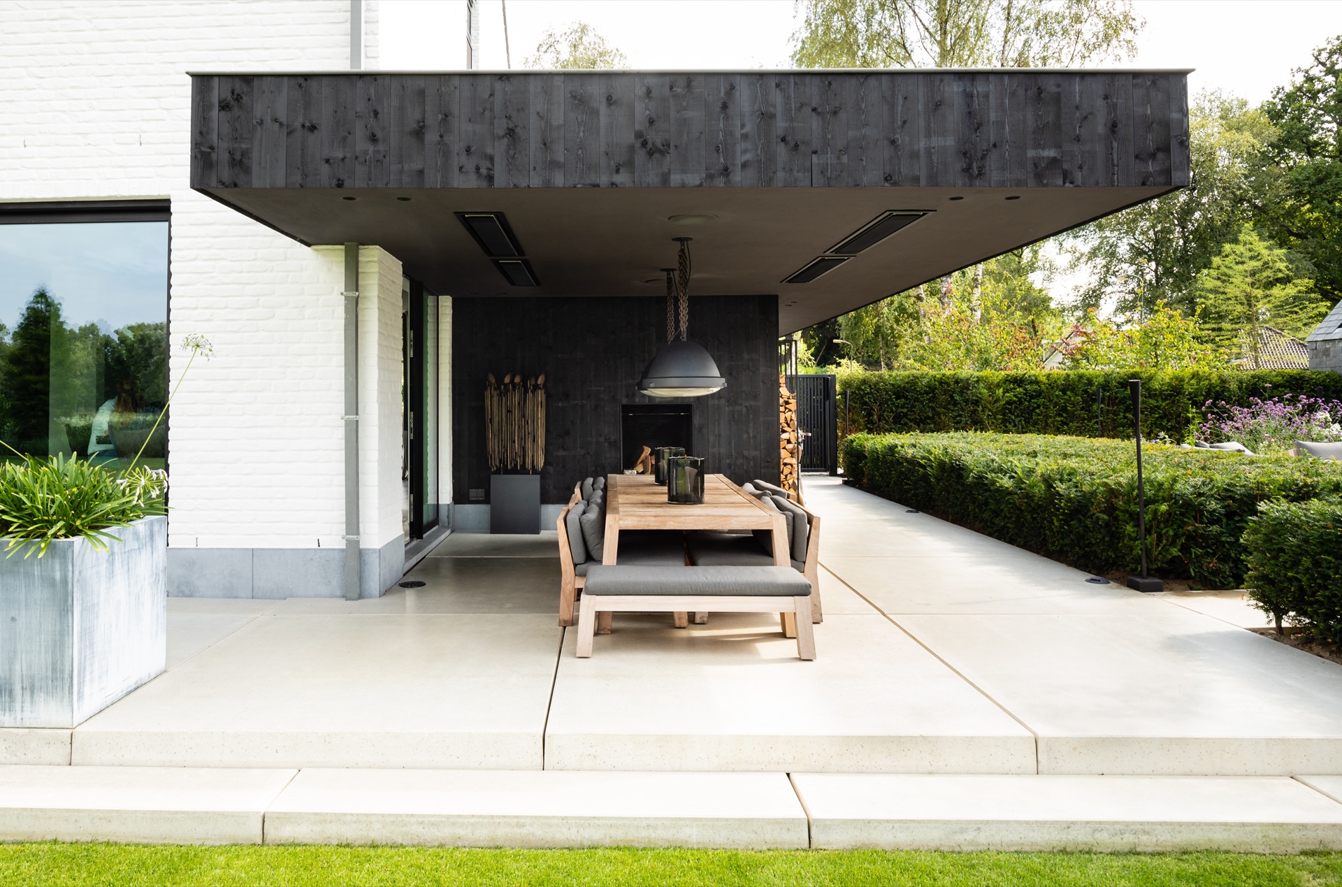 design giardino moderno: veranda moderna con tavolo e vista sul giardino, atmosfera rurale., Luxury, Design, Exclusive, Modern, Custom Made, Special, Beautiful