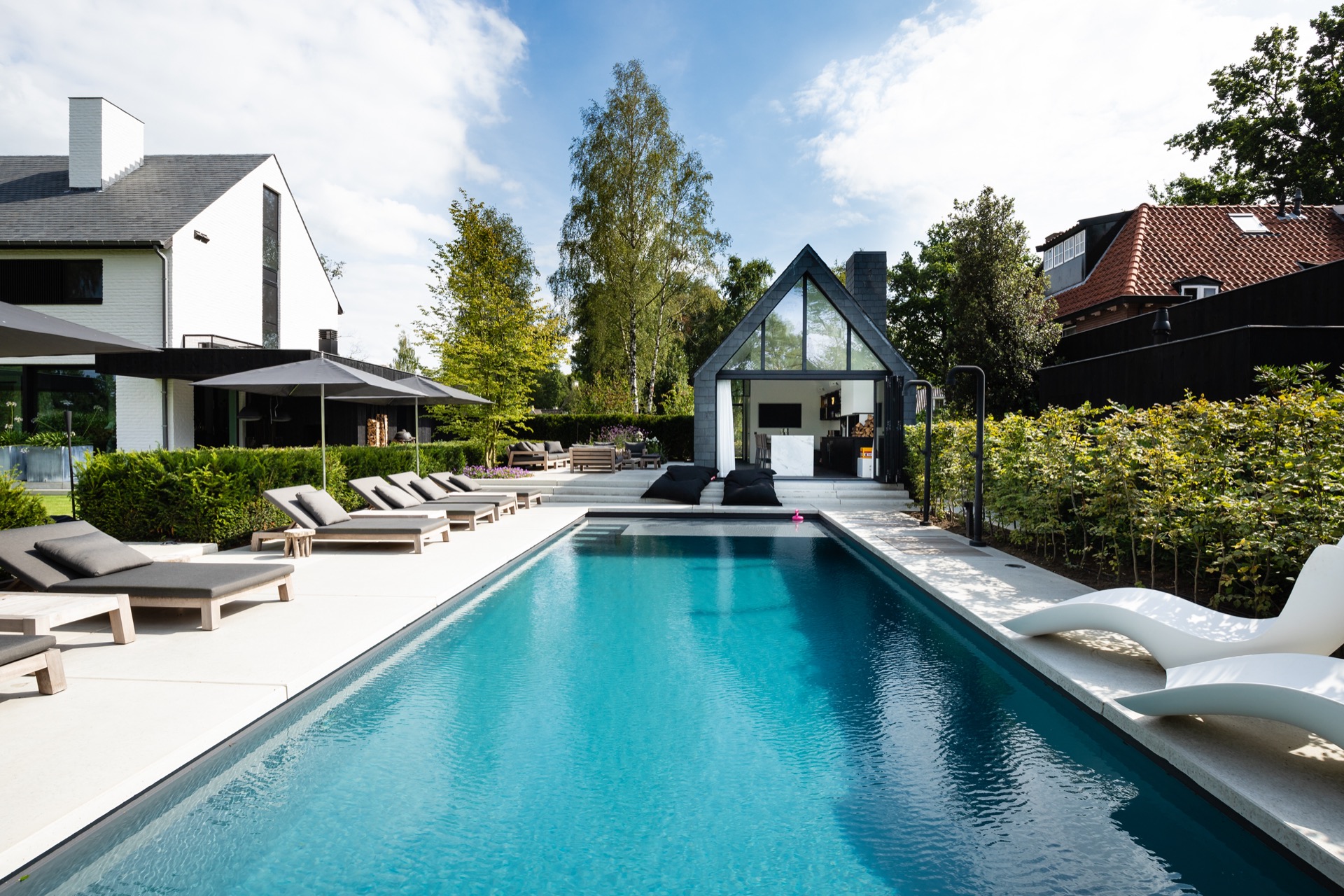 design giardino moderno: giardino moderno con piscina, lettini e ambiente naturale, Luxury, Design, Exclusive, Modern, Custom Made, Special, Beautiful