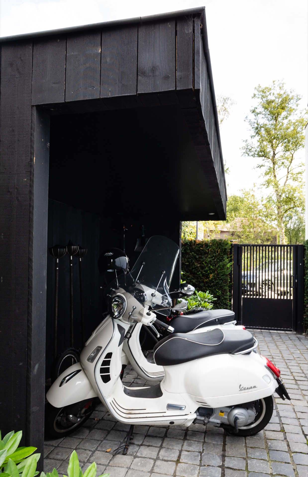 design giardino moderno: scooter bianco sotto una struttura ombreggiante nera in un giardino rurale, Luxury, Design, Exclusive, Modern, Custom Made, Special, Beautiful