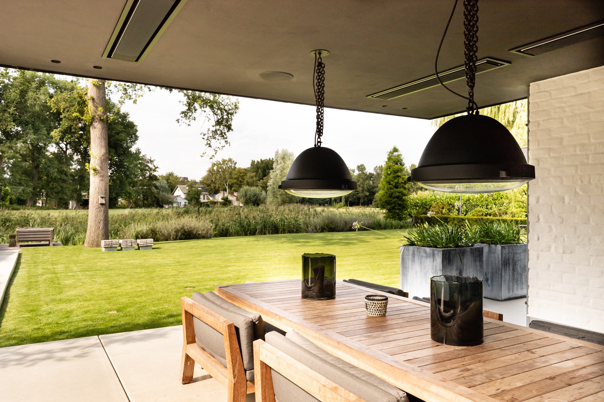 design giardino moderno: giardino moderno con patio, grande albero e stagno, Luxury, Design, Exclusive, Modern, Custom Made, Special, Beautiful