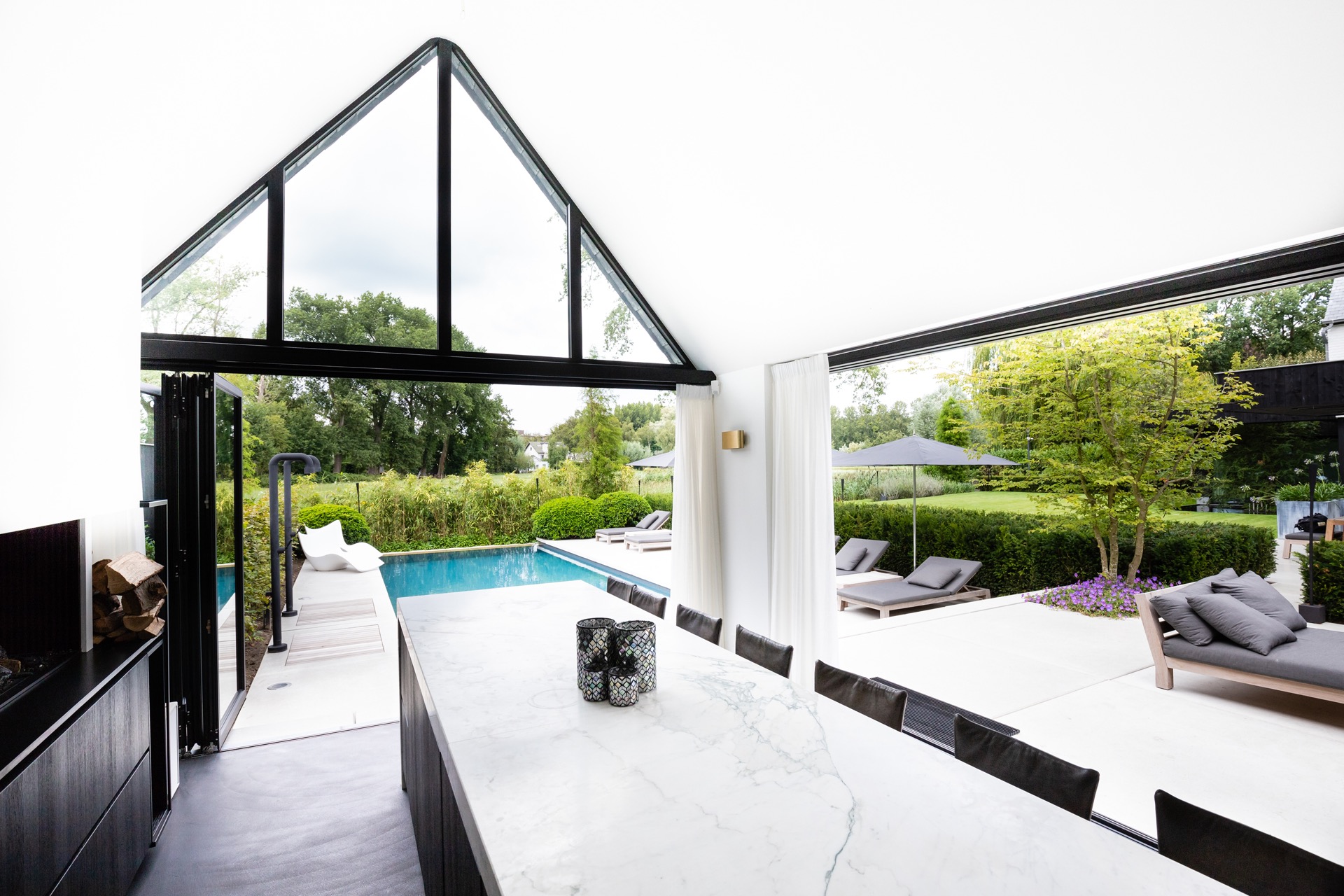 design giardino moderno: interno con tavolo da pranzo in marmo e grandi finestre, moderno e luminoso., Luxury, Design, Exclusive, Modern, Custom Made, Special, Beautiful