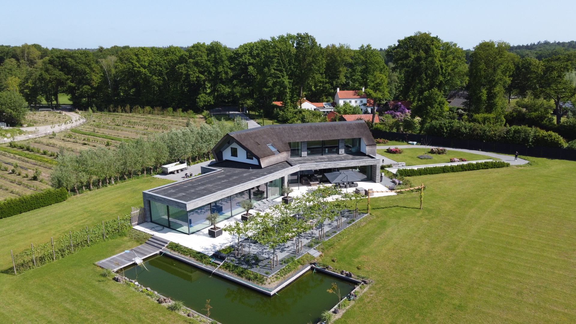 design casa moderna: veduta aerea di casa moderna con tetto di paglia e giardino, Luxury, Design, Exclusive, Modern, Custom Made, Special, Beautiful