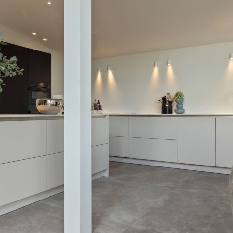 Grote vloertegels in moderne woning in Hoevelaken