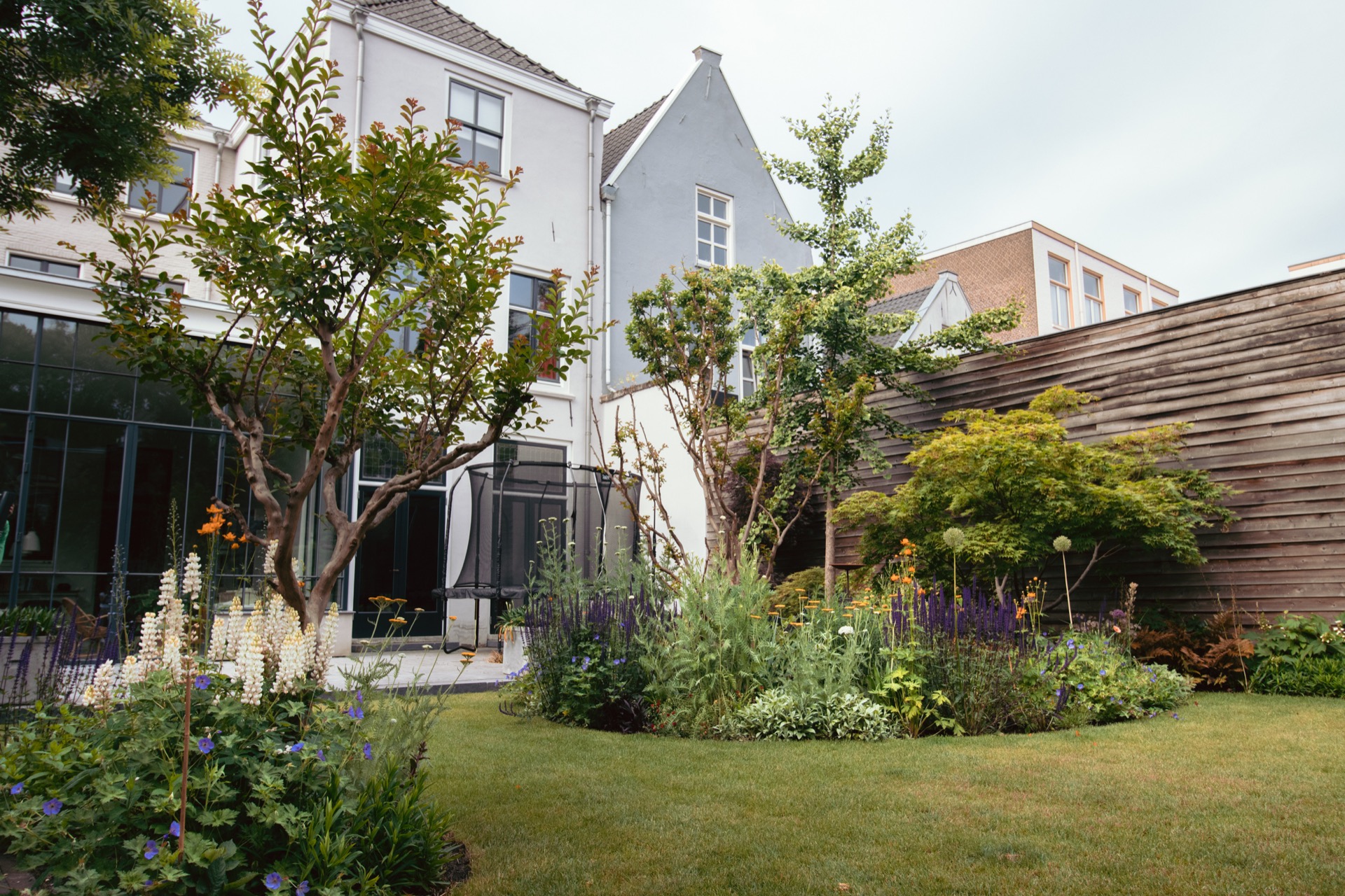 giardino urbano: cortile con mobili e parete verde, Luxury, Design, Exclusive, Modern, Custom Made, Special, Beautiful