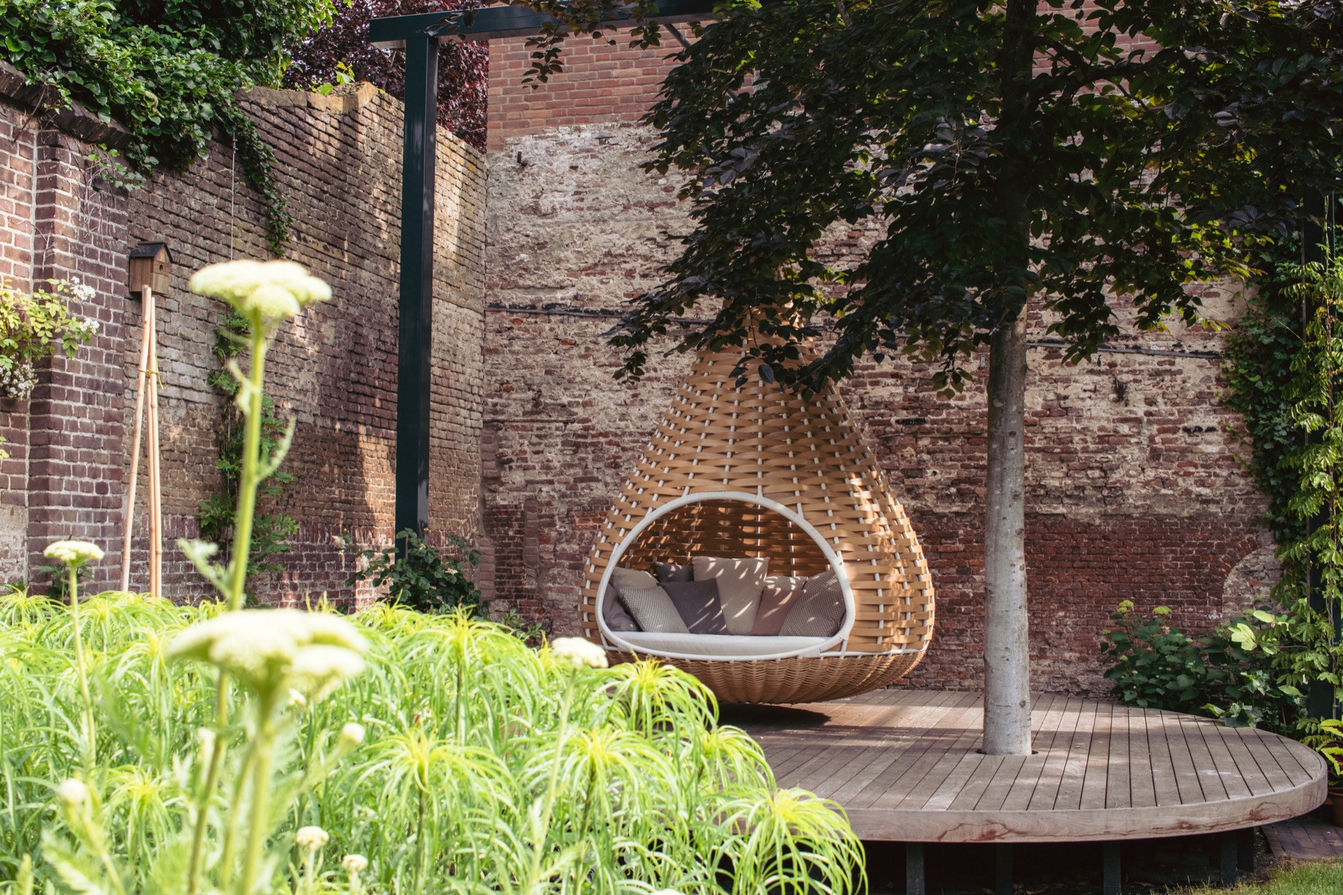 giardino urbano: sedia a dondolo in legno sotto un grande albero per rilassarsi., Luxury, Design, Exclusive, Modern, Custom Made, Special, Beautiful