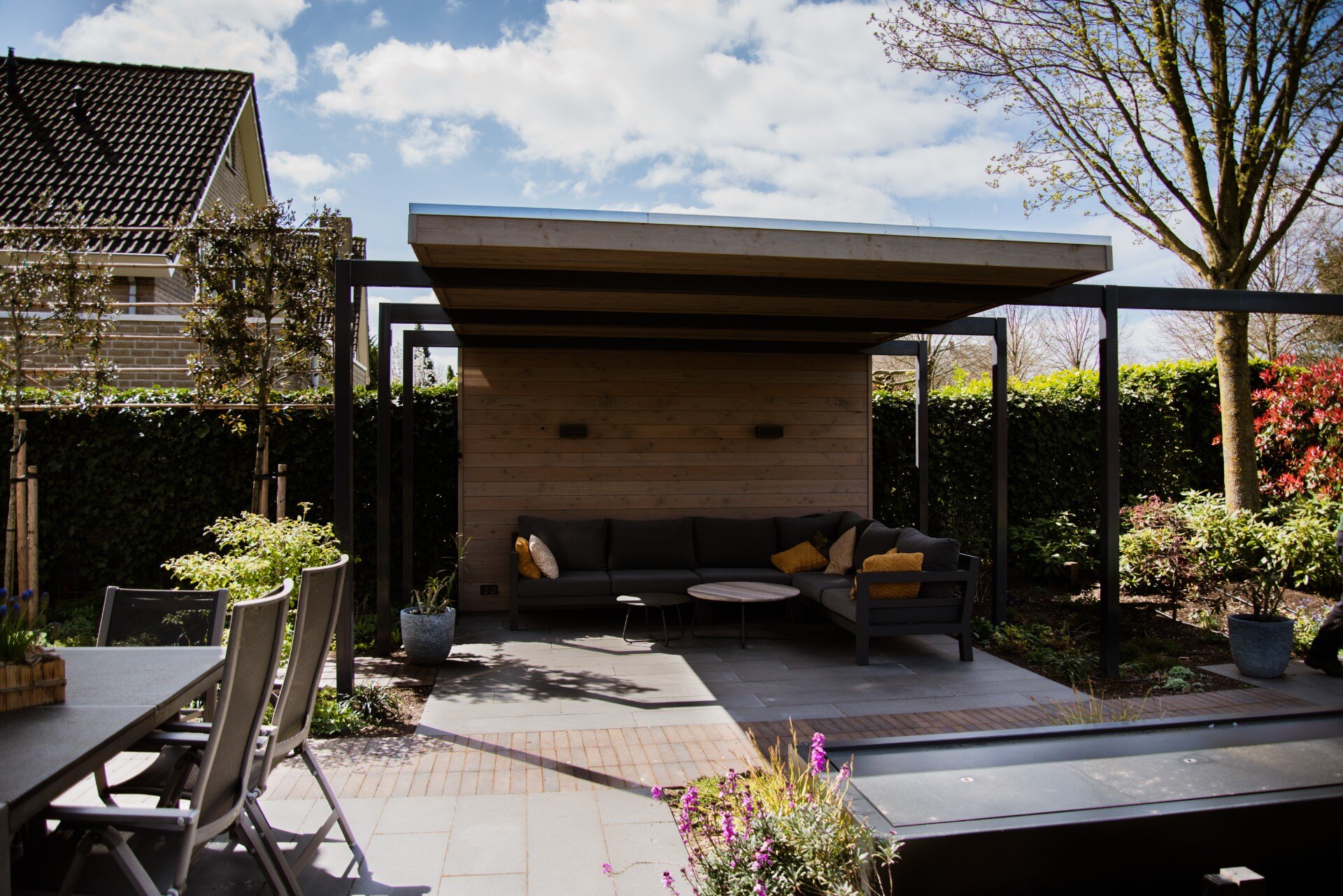 idee giardini moderni: zona relax all'aperto con copertura, mobili e piante., Luxury, Design, Exclusive, Modern, Custom Made, Special, Beautiful