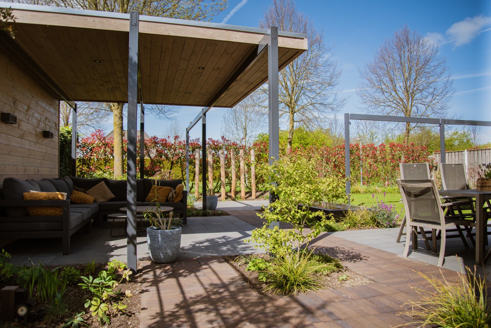 idee giardini moderni: vista della casa con grandi finestre e terrazza, area relax esterna., Luxury, Design, Exclusive, Modern, Custom Made, Special, Beautiful