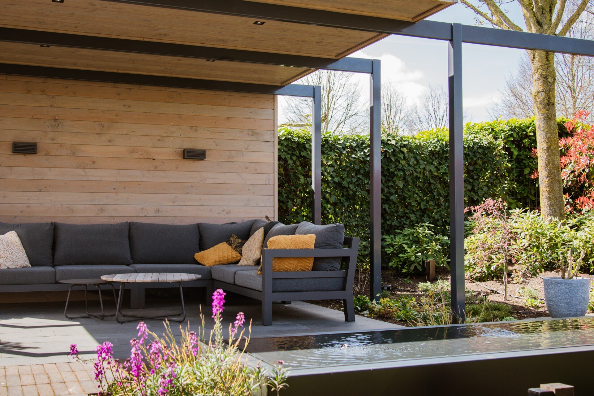 idee giardini moderni: zona soggiorno moderna sotto copertura da giardino con divano comodo e cuscini, Luxury, Design, Exclusive, Modern, Custom Made, Special, Beautiful