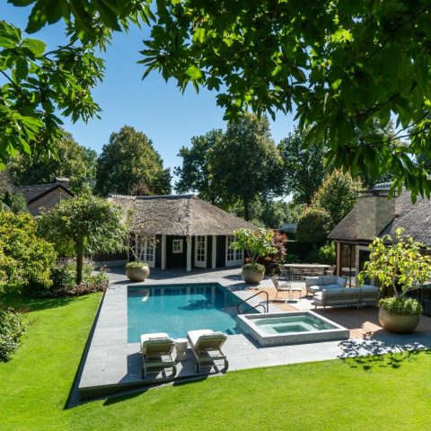 Tuin met zwembad en whirlpool