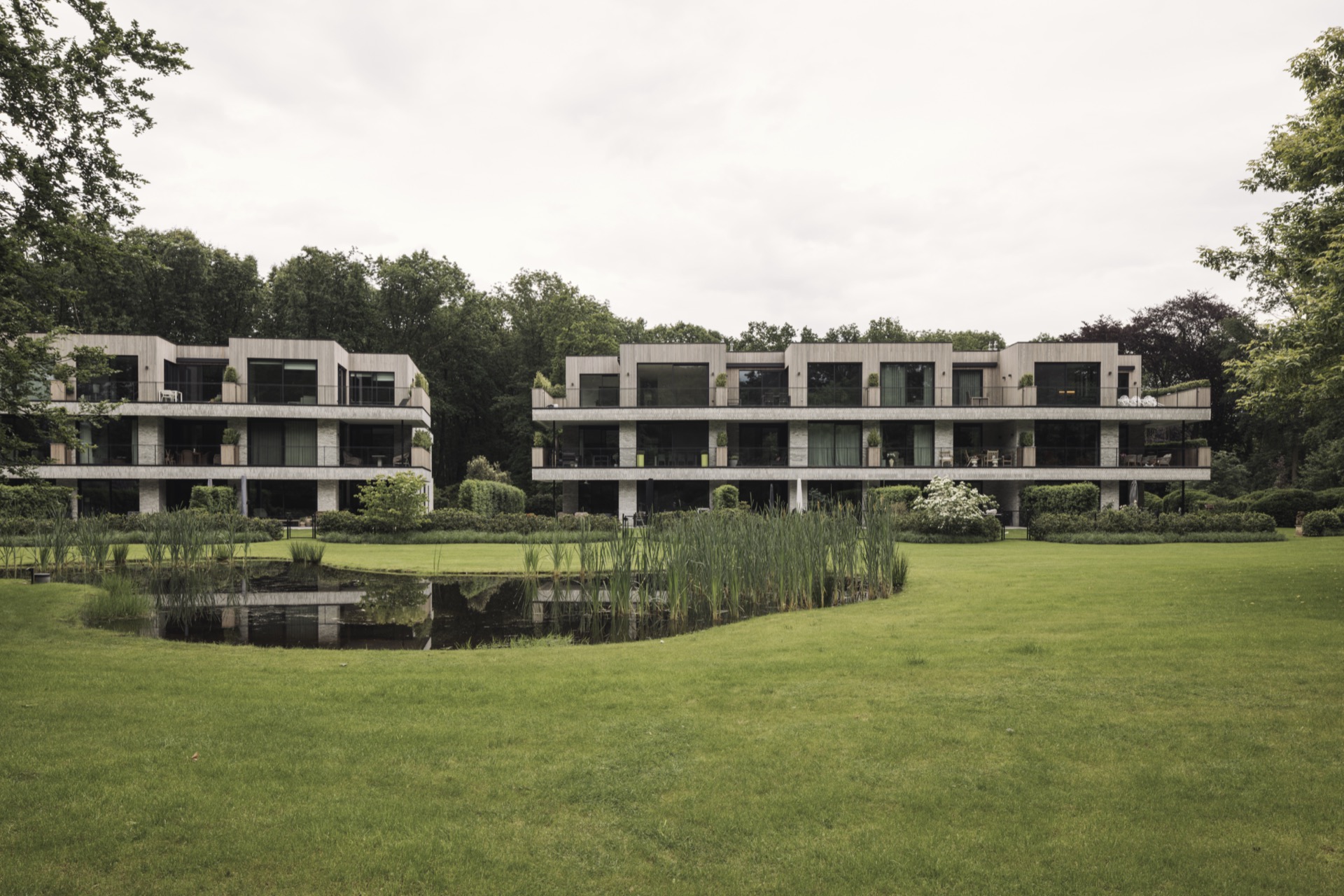 zona residenziale verde: complesso di appartamenti moderni con facciata in vetro e giardino, fontana di fronte, Luxury, Design, Exclusive, Modern, Custom Made, Special, Beautiful