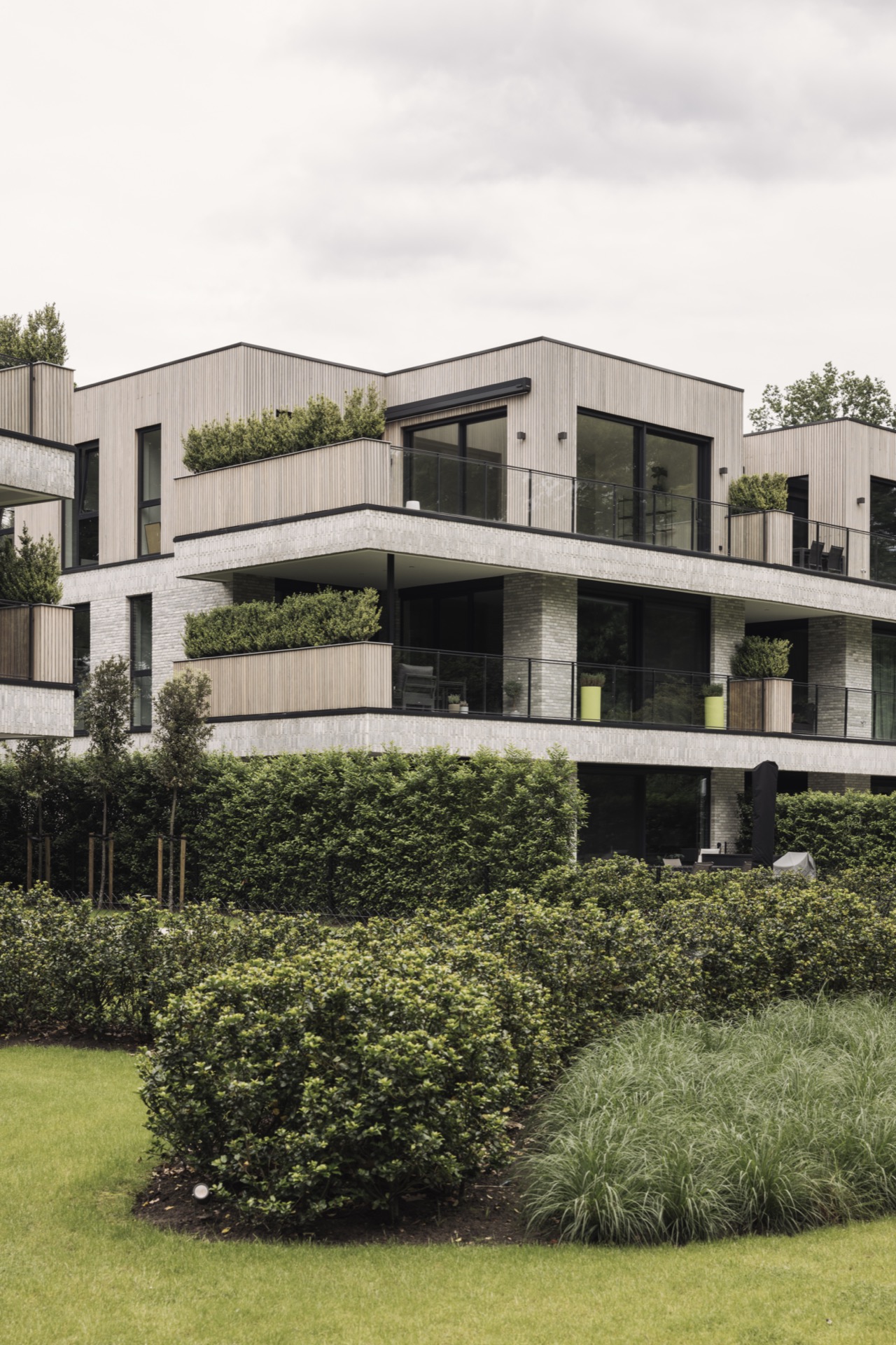 zona residenziale verde: edificio moderno con più piani e balconi, circondato da verde, Luxury, Design, Exclusive, Modern, Custom Made, Special, Beautiful