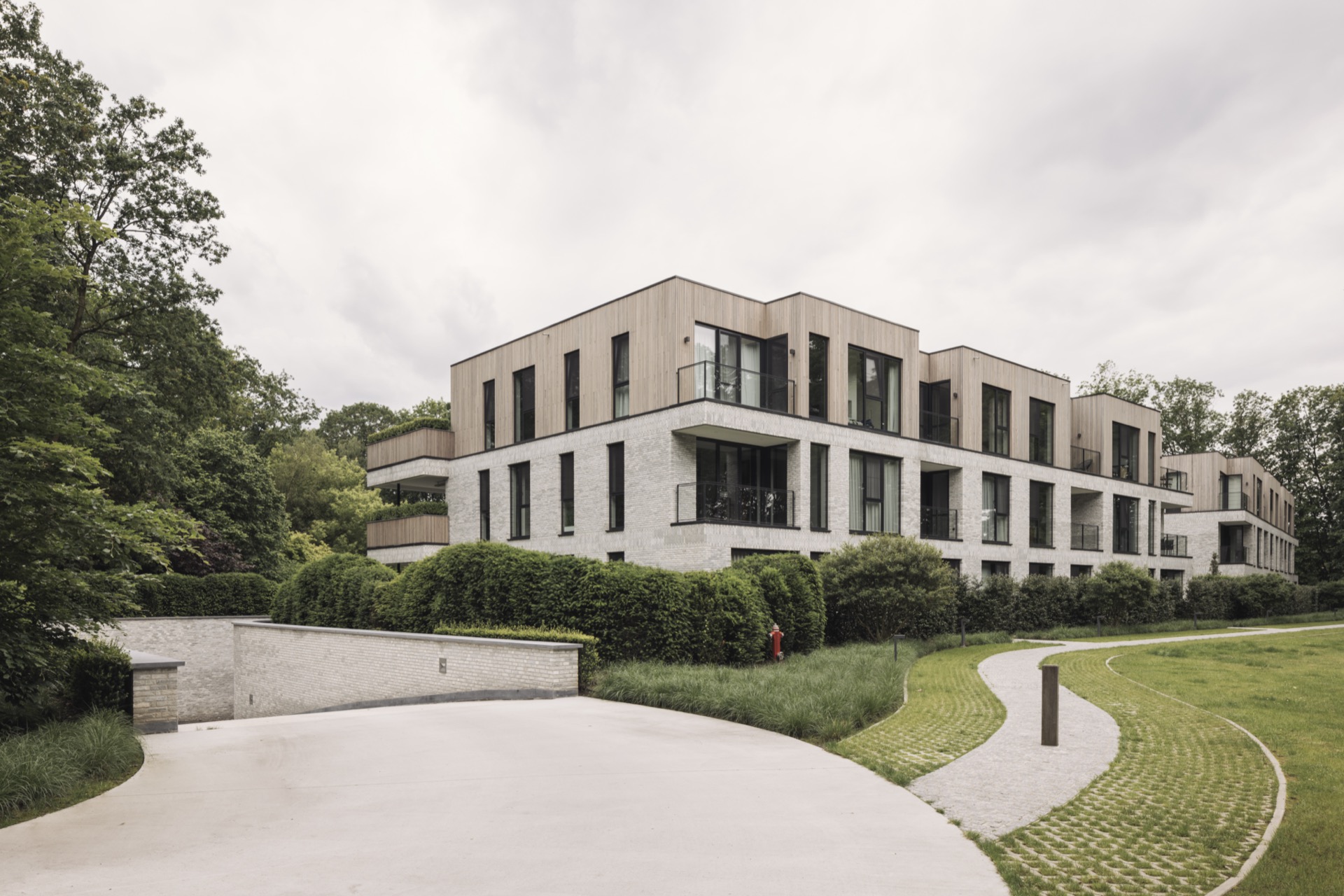 zona residenziale verde: edificio moderno con ambienti verdi e percorso pedonale, design elegante, Luxury, Design, Exclusive, Modern, Custom Made, Special, Beautiful