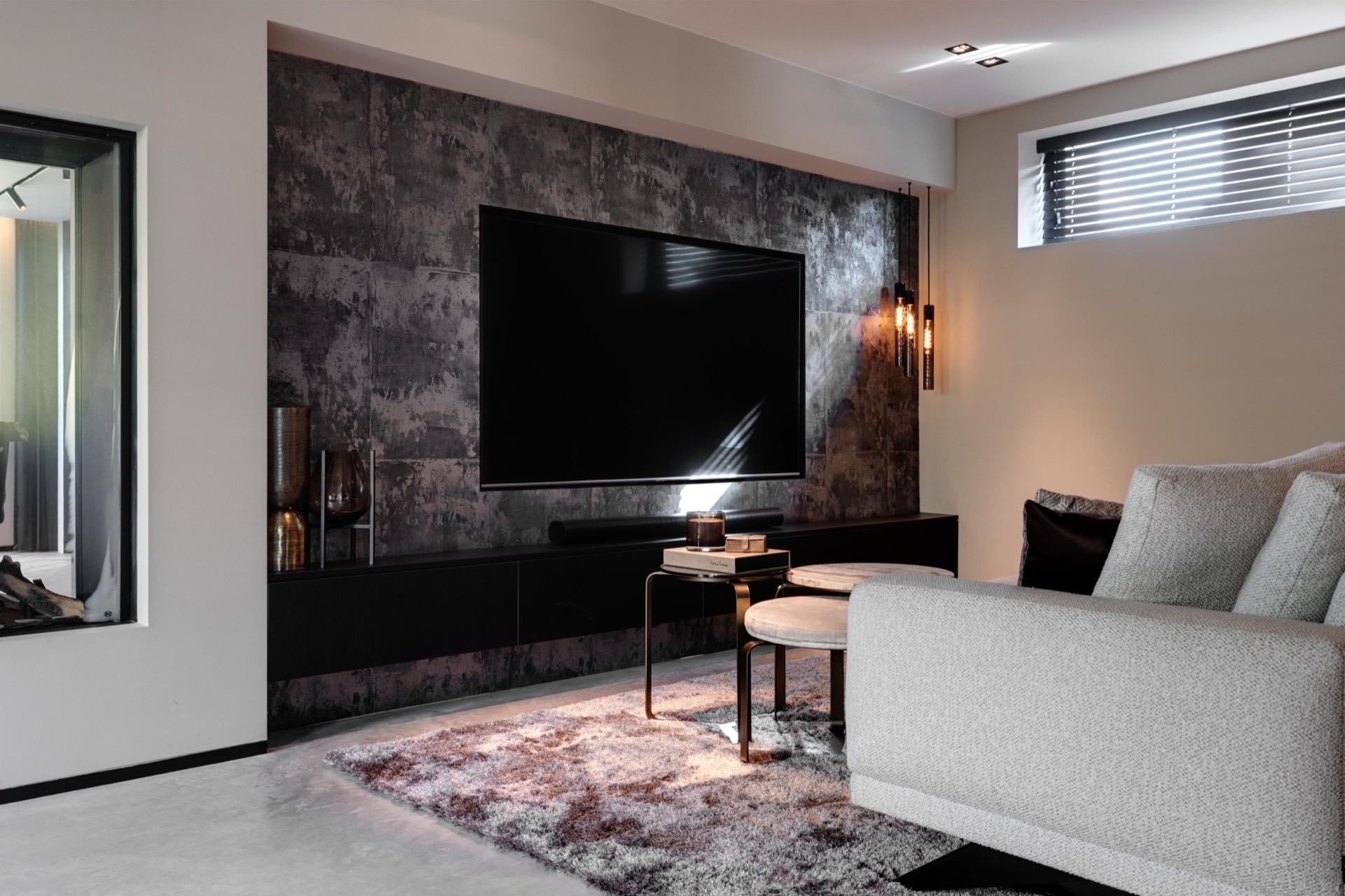 design casa di lusso: soggiorno con TV e divano comodo, Luxe, Design, Exclusief, Modern, Maatwerk, Bijzondere, Mooie