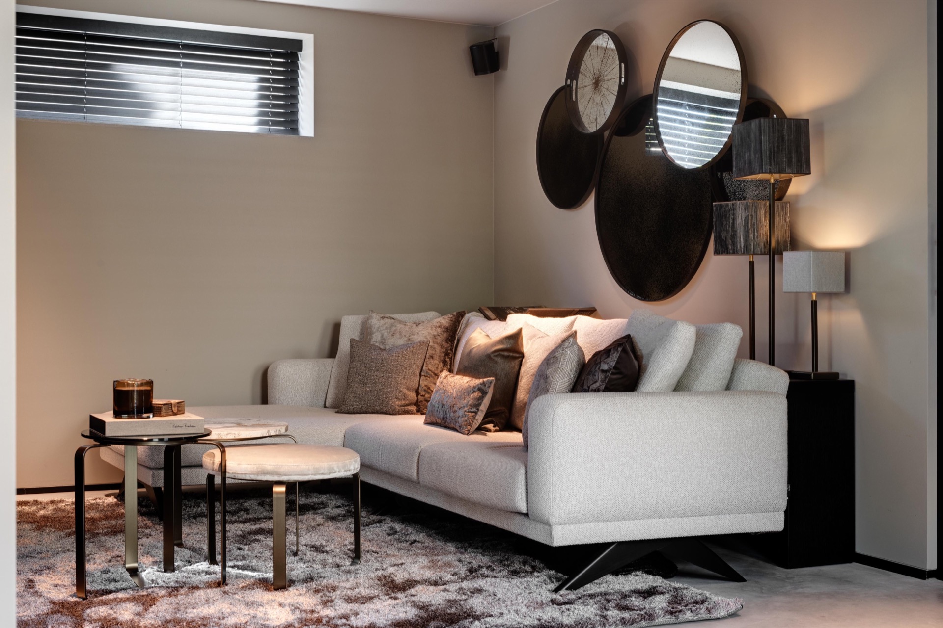 design casa di lusso: salotto moderno con divano bianco e grande decorazione sulla parete, Luxe, Design, Exclusief, Modern, Maatwerk, Bijzondere, Mooie