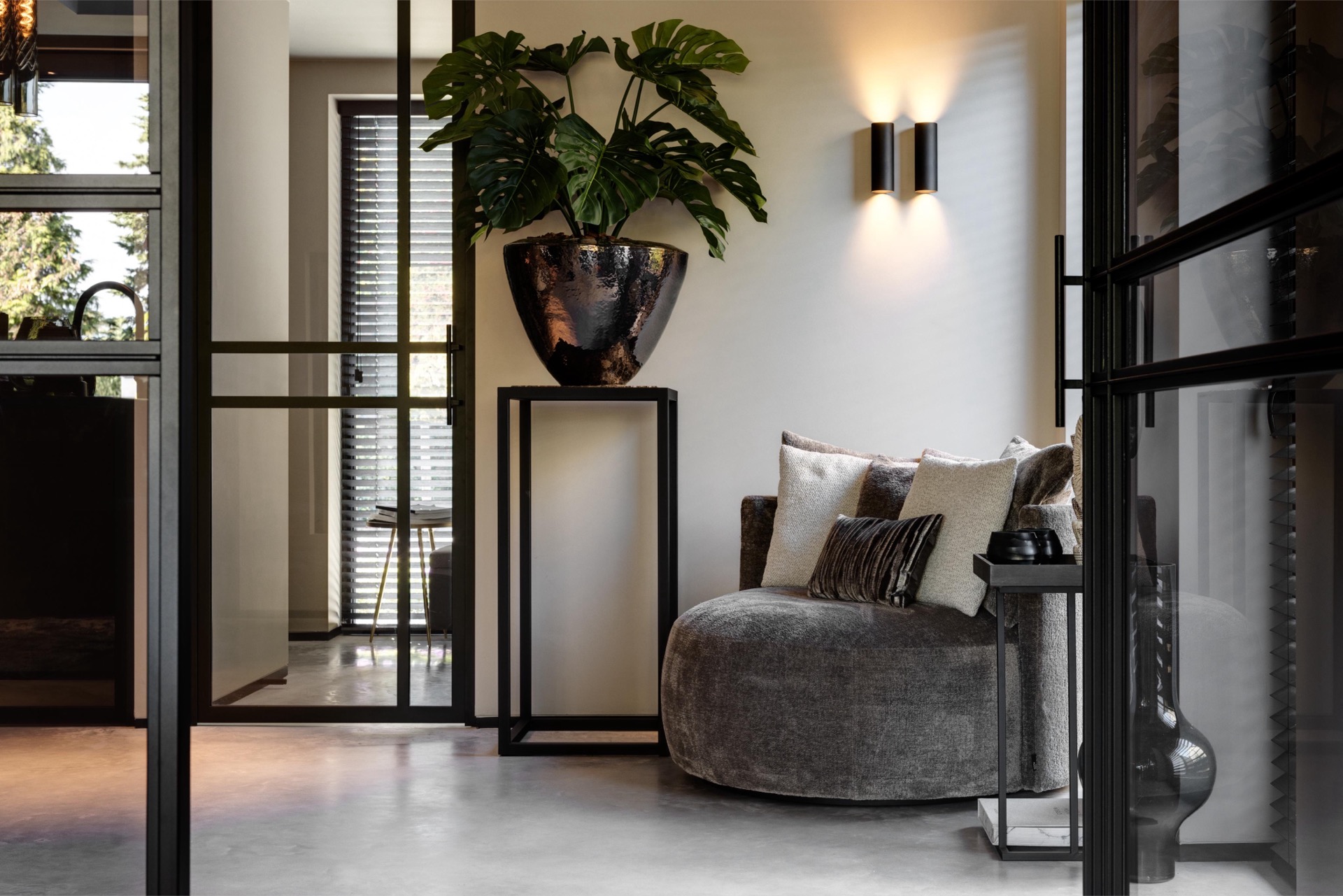 design casa di lusso: soggiorno di lusso con grandi piante e mobili moderni, Luxe, Design, Exclusief, Modern, Maatwerk, Bijzondere, Mooie