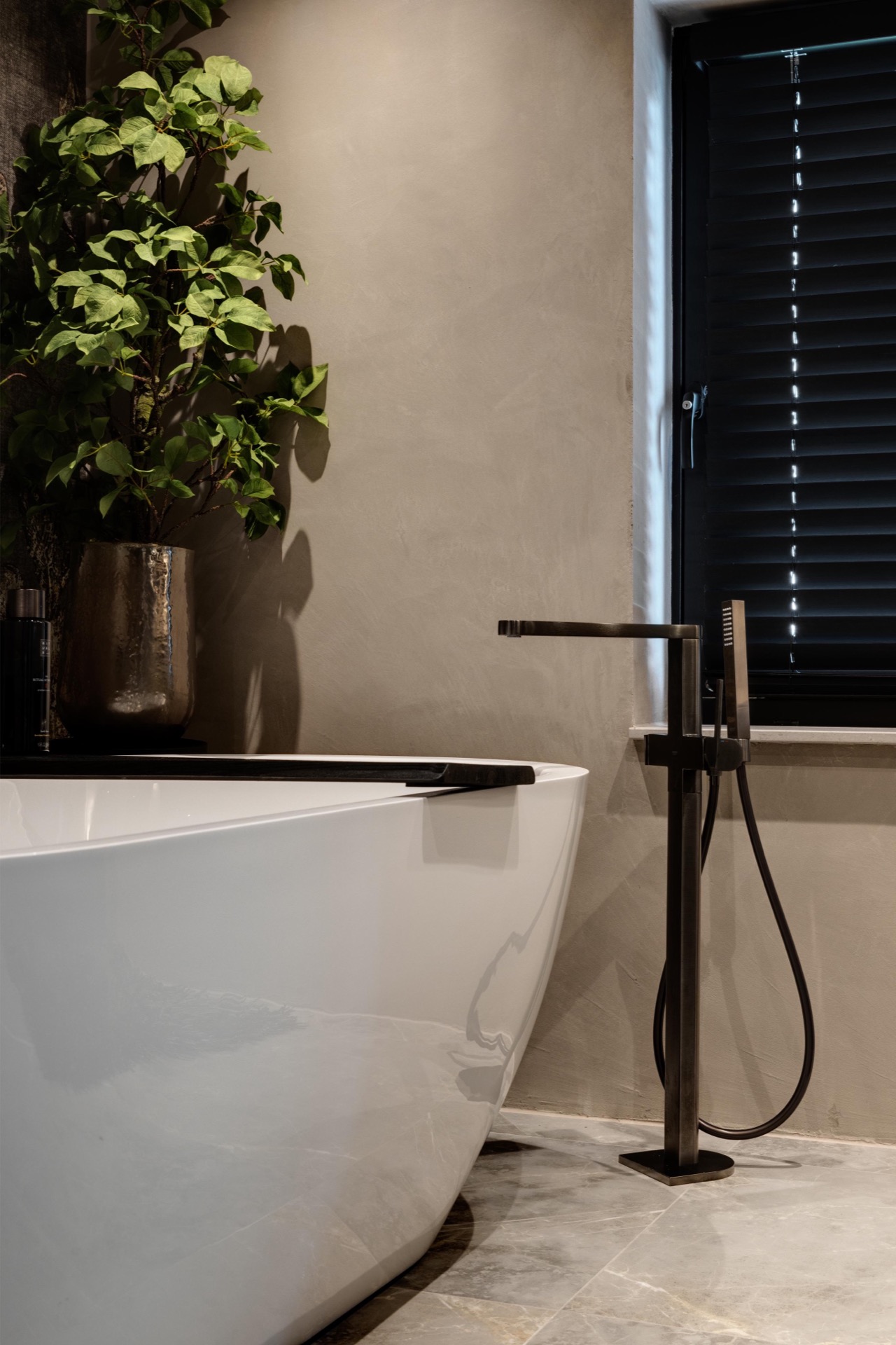 design casa di lusso: bagno moderno con vasca free-standing e piante, Luxe, Design, Exclusief, Modern, Maatwerk, Bijzondere, Mooie