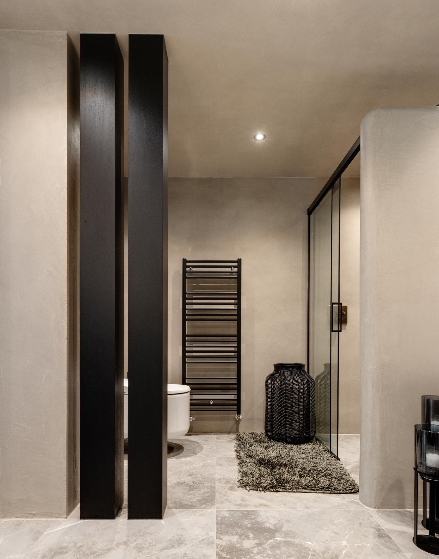 design casa di lusso: bagno moderno con accessori di lusso e rubinetteria nera, Luxe, Design, Exclusief, Modern, Maatwerk, Bijzondere, Mooie