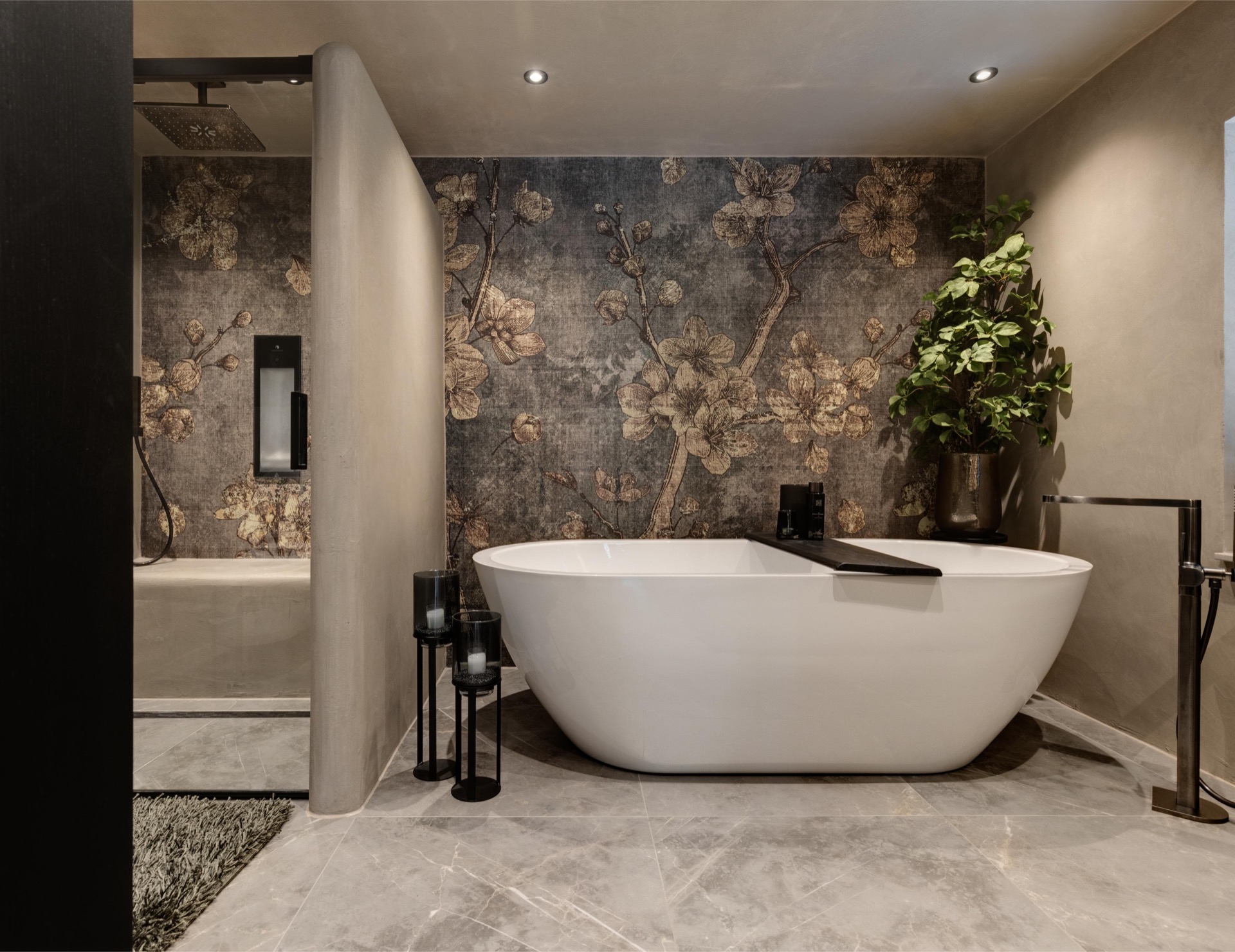 design casa di lusso: bagno di lusso con vasca grande e decorazioni murali in toni scuri, Luxe, Design, Exclusief, Modern, Maatwerk, Bijzondere, Mooie