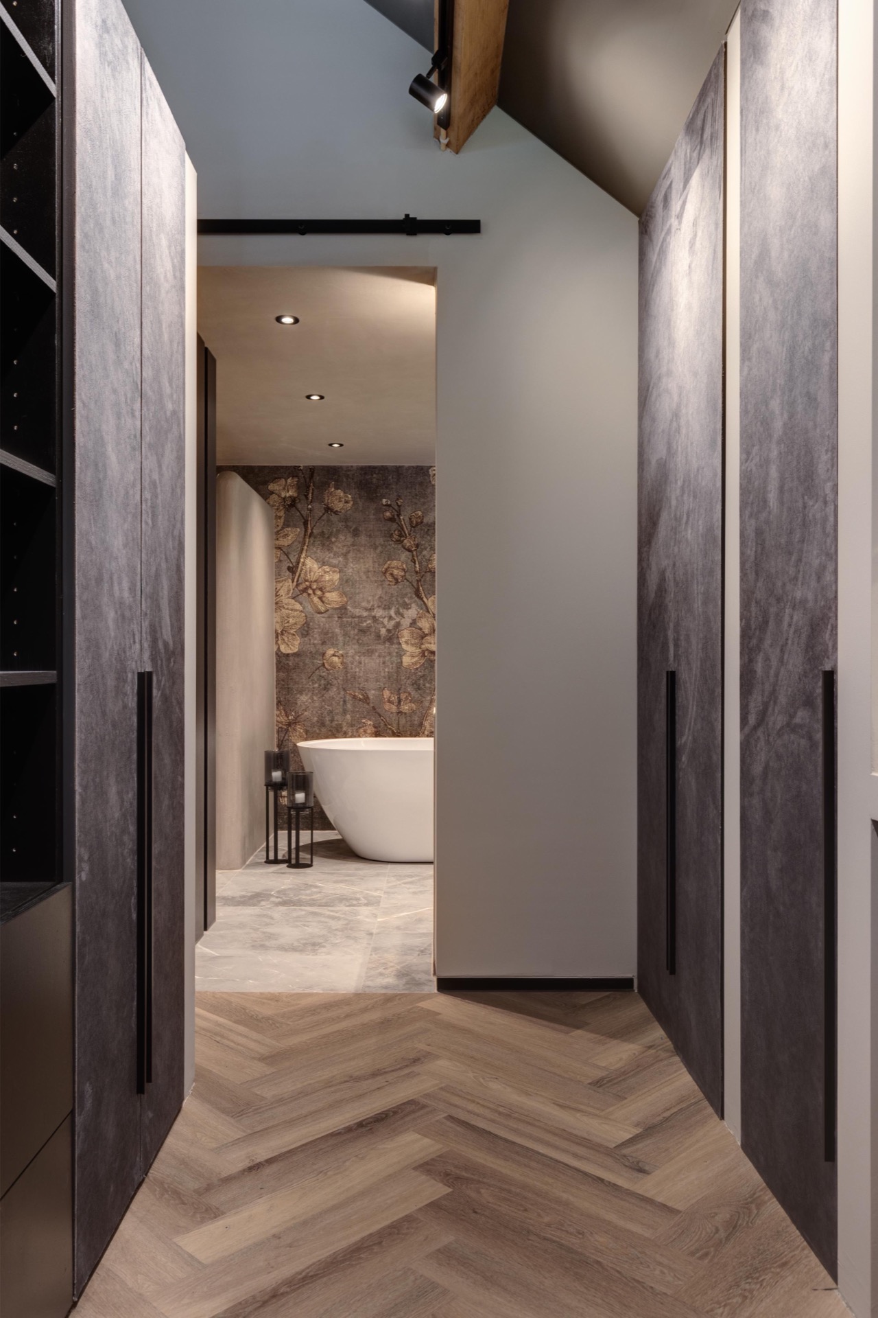design casa di lusso: bagno moderno con doppi lavabi e specchi ovali, Luxe, Design, Exclusief, Modern, Maatwerk, Bijzondere, Mooie