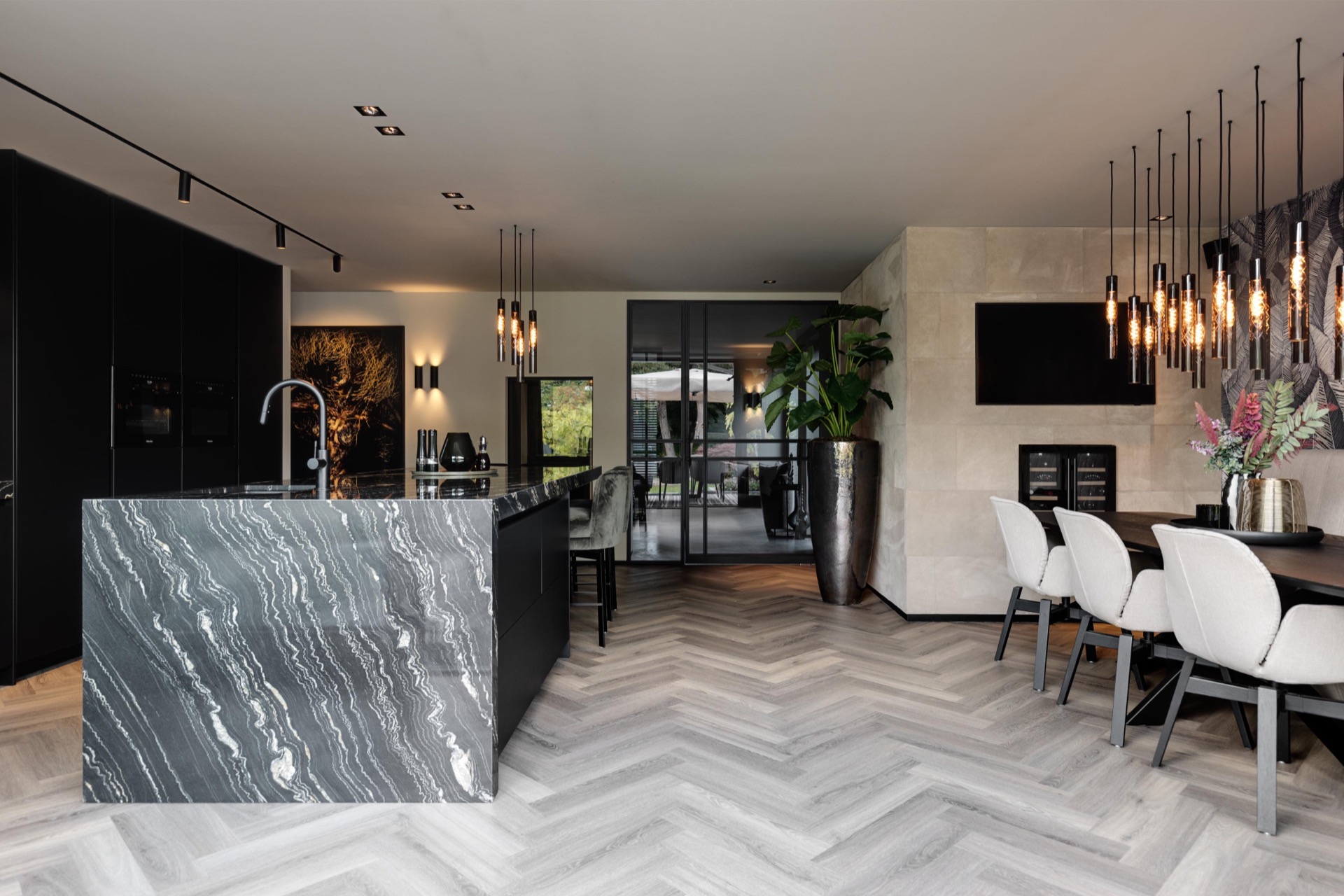 design casa di lusso: salotto di lusso con pavimento in legno e illuminazione accogliente, stile moderno con dettagli di, Luxe, Design, Exclusief, Modern, Maatwerk, Bijzondere, Mooie