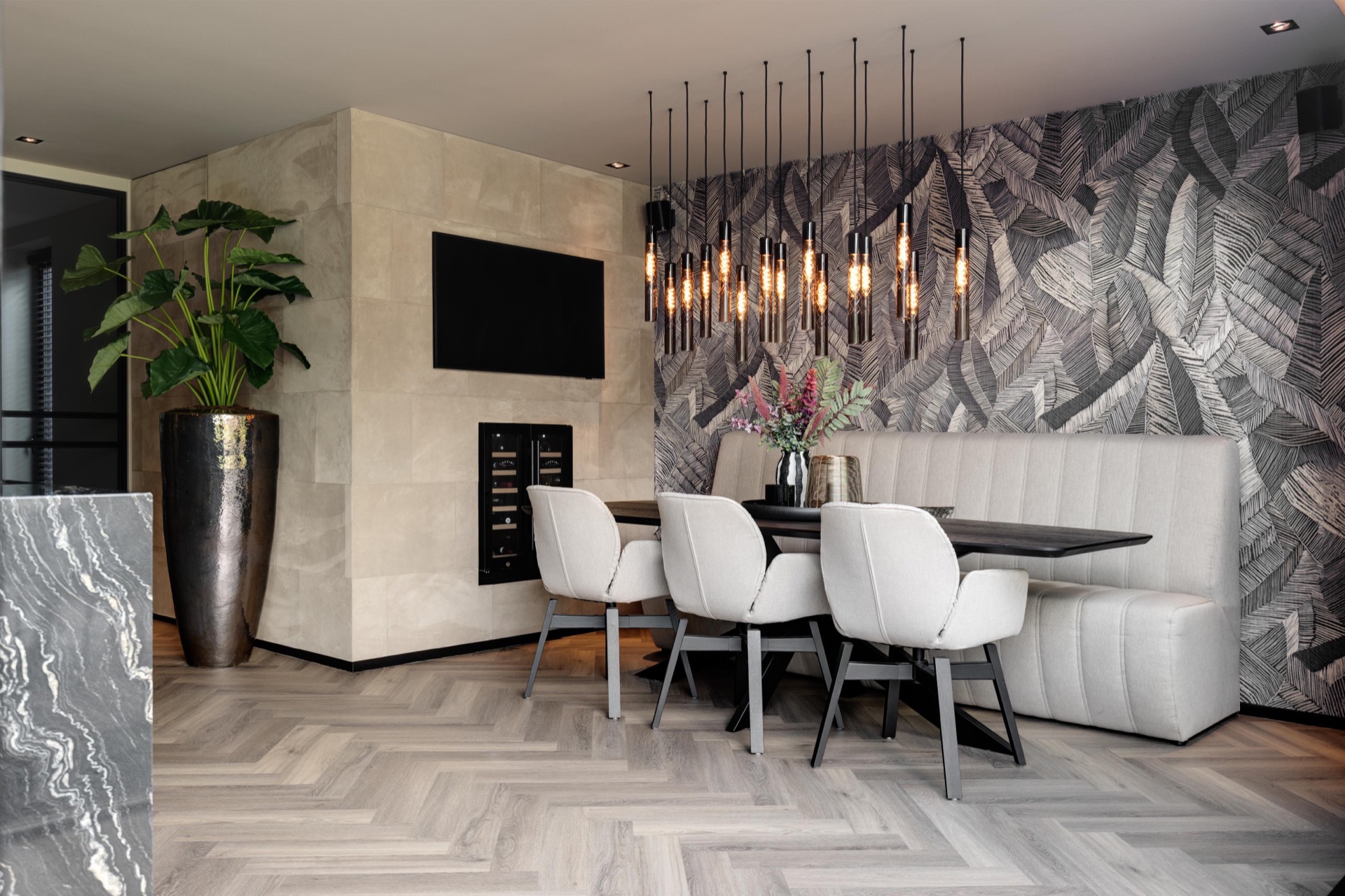 design casa di lusso: soggiorno con decorazioni di lusso e lampade a sospensione moderne, interno elegante, Luxe, Design, Exclusief, Modern, Maatwerk, Bijzondere, Mooie