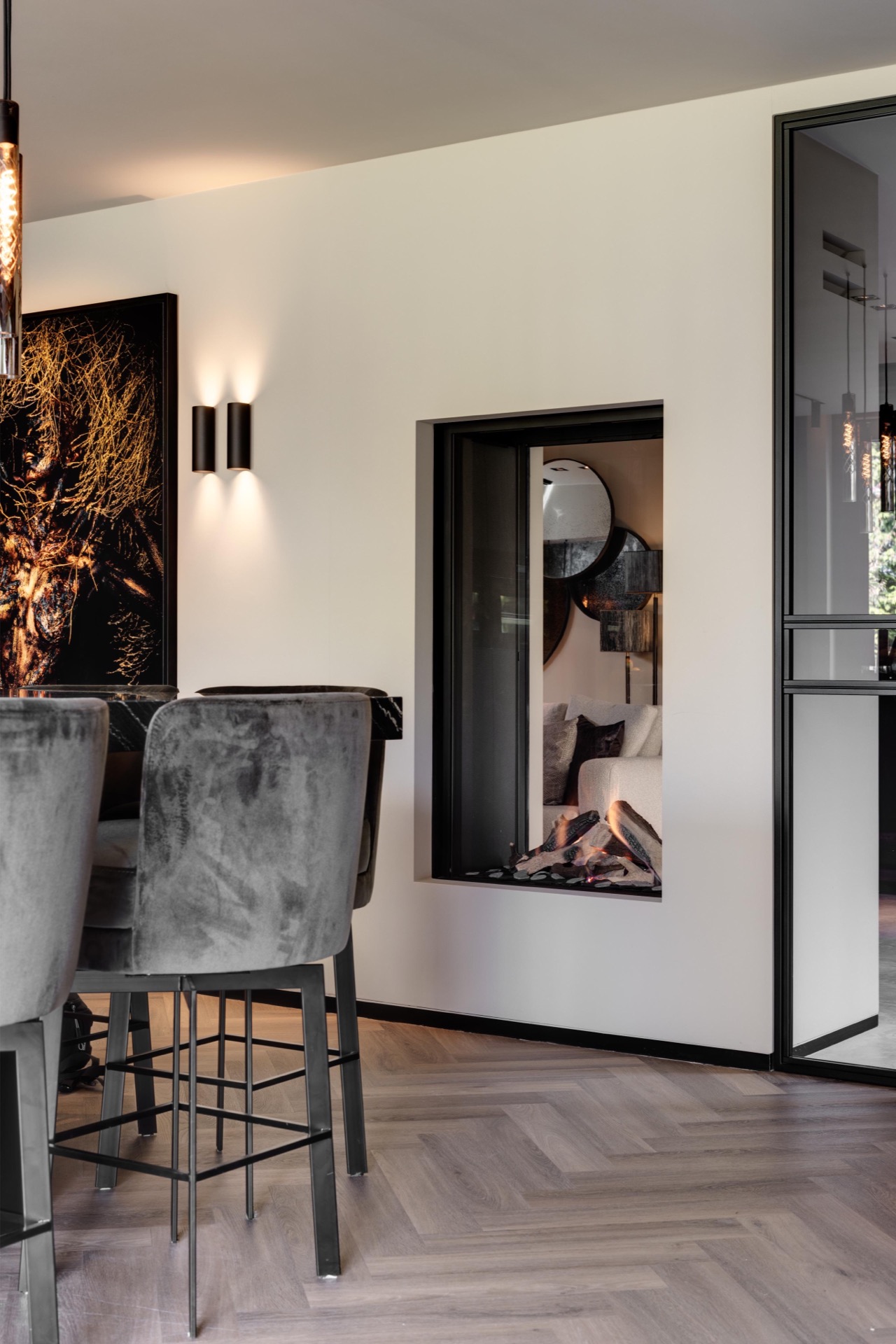 design casa di lusso: soggiorno con camino, pavimento in legno e arredi di lusso, Luxe, Design, Exclusief, Modern, Maatwerk, Bijzondere, Mooie