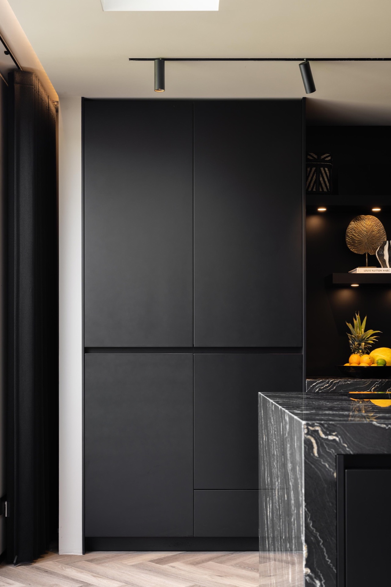 design casa di lusso: cucina moderna con armadi neri e piano cucina in marmo, stile minimalista, Luxe, Design, Exclusief, Modern, Maatwerk, Bijzondere, Mooie