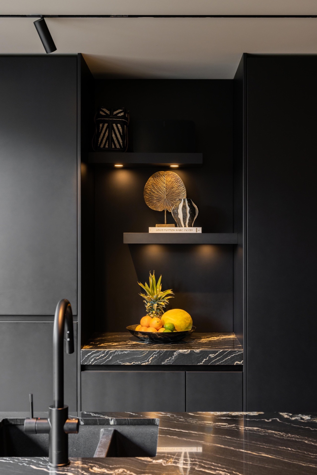 design casa di lusso: cucina moderna con piano in marmo nero e lavabo, Luxe, Design, Exclusief, Modern, Maatwerk, Bijzondere, Mooie