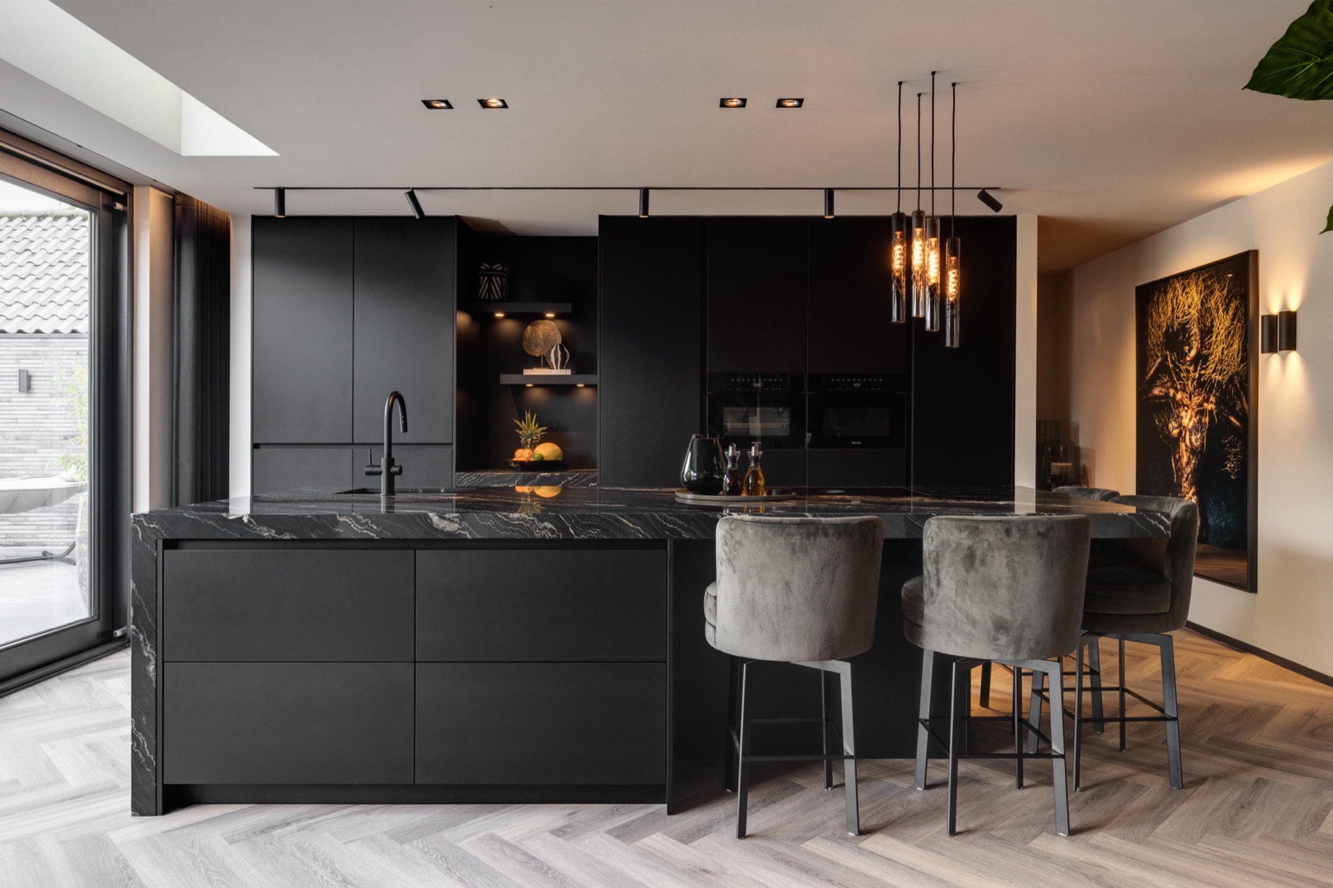 design casa di lusso: cucina moderna con marmo nero e finitura elegante, Luxe, Design, Exclusief, Modern, Maatwerk, Bijzondere, Mooie