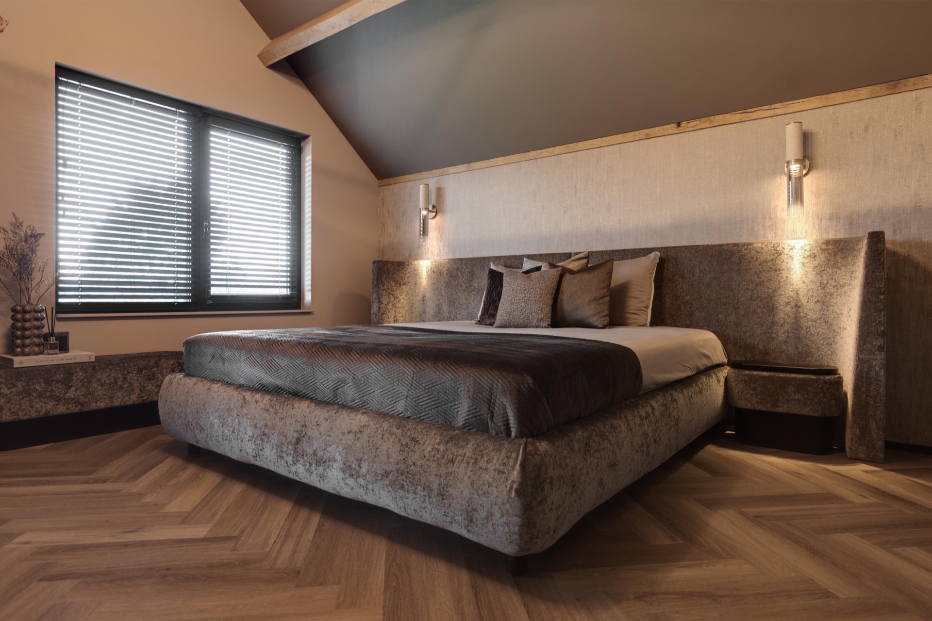 design casa di lusso: camera da letto di lusso con biancheria texturizzata e testata solida, finestra con tende oscuranti., Luxe, Design, Exclusief, Modern, Maatwerk, Bijzondere, Mooie