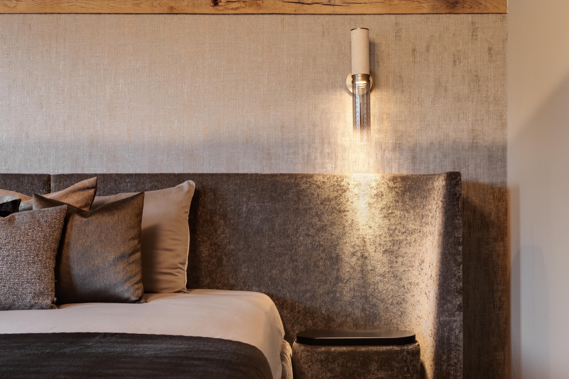 design casa di lusso: camera moderna con grandi finestre, tende e cuscini decorativi su un letto di lusso., Luxe, Design, Exclusief, Modern, Maatwerk, Bijzondere, Mooie