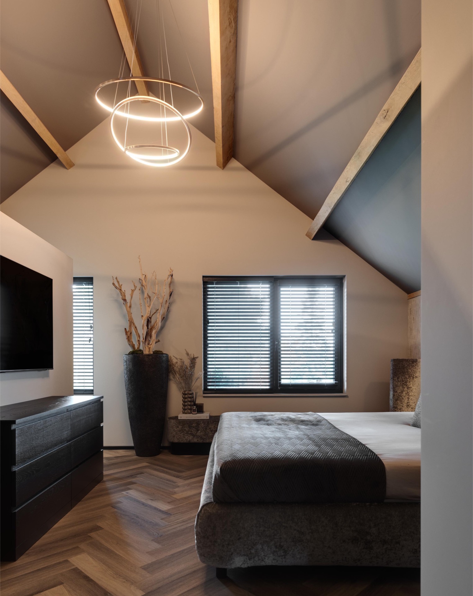 design casa di lusso: camera da letto con illuminazione moderna a soffitto e tende parasole alle finestre, finitura semplice, Luxe, Design, Exclusief, Modern, Maatwerk, Bijzondere, Mooie