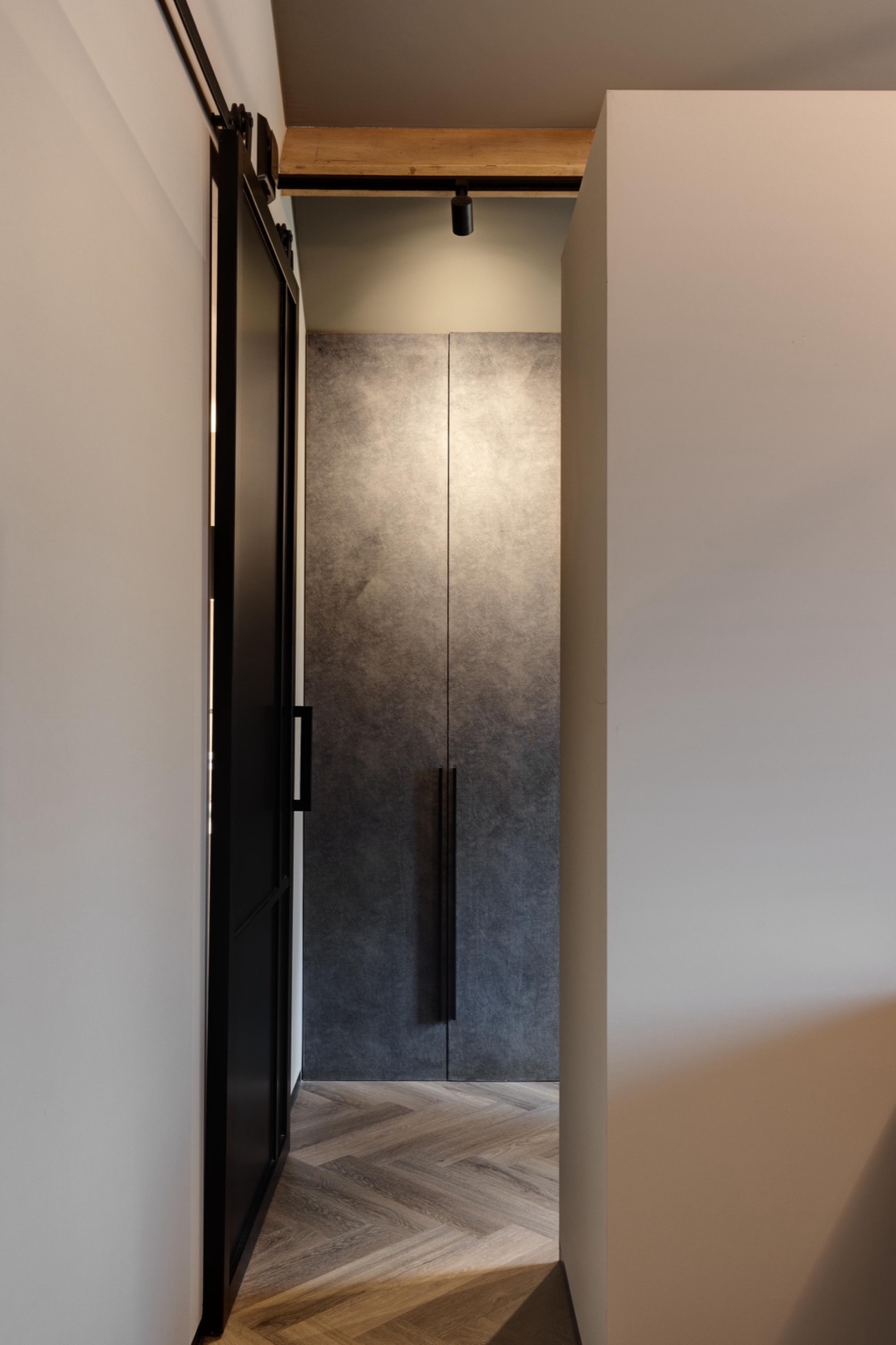 design casa di lusso: fronte con armadio integrato e pavimento in legno, design essenziale e funzionale., Luxe, Design, Exclusief, Modern, Maatwerk, Bijzondere, Mooie