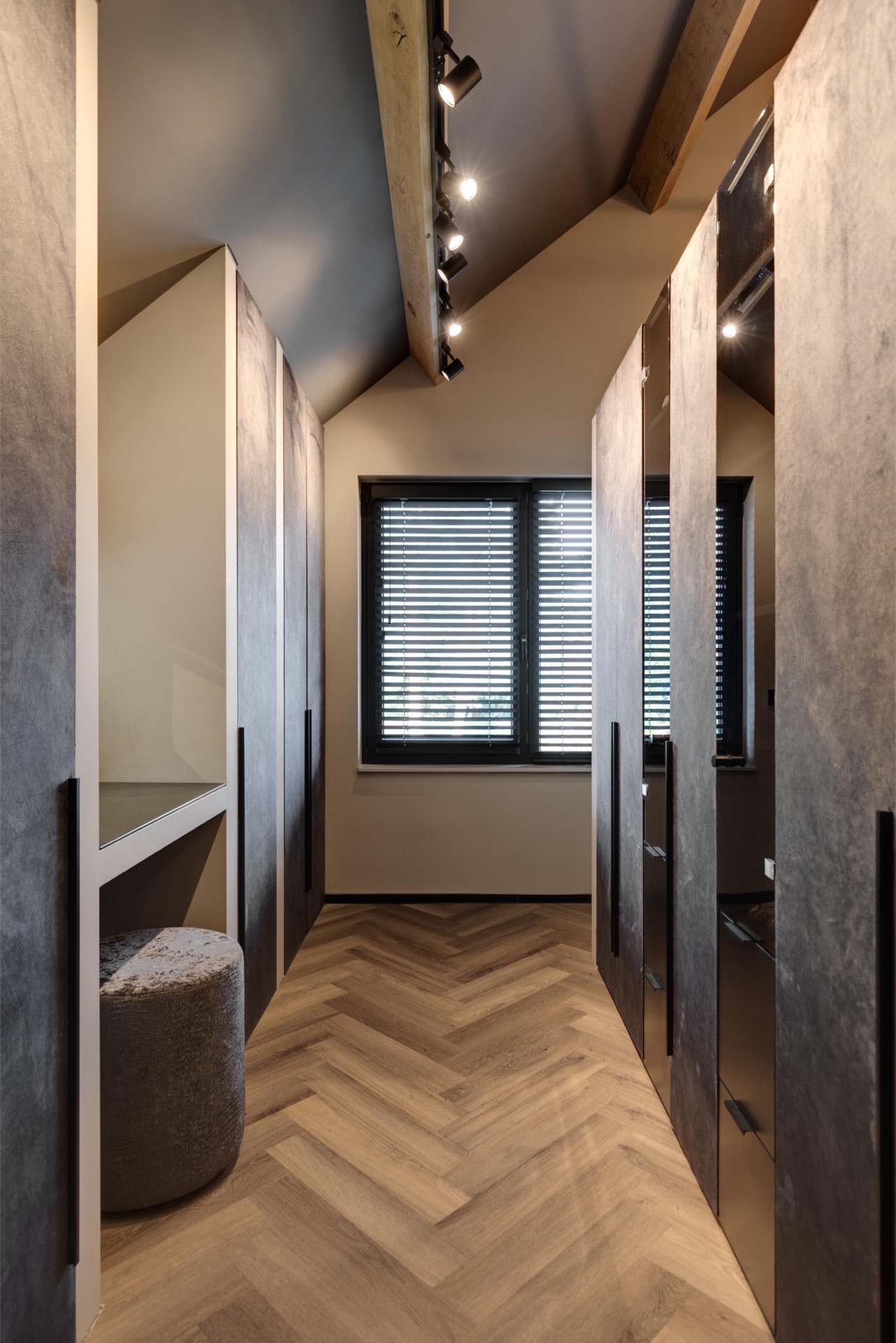 design casa di lusso: stanza piccola con armadi e finestra, pavimento in legno e illuminazione a soffitto., Luxe, Design, Exclusief, Modern, Maatwerk, Bijzondere, Mooie