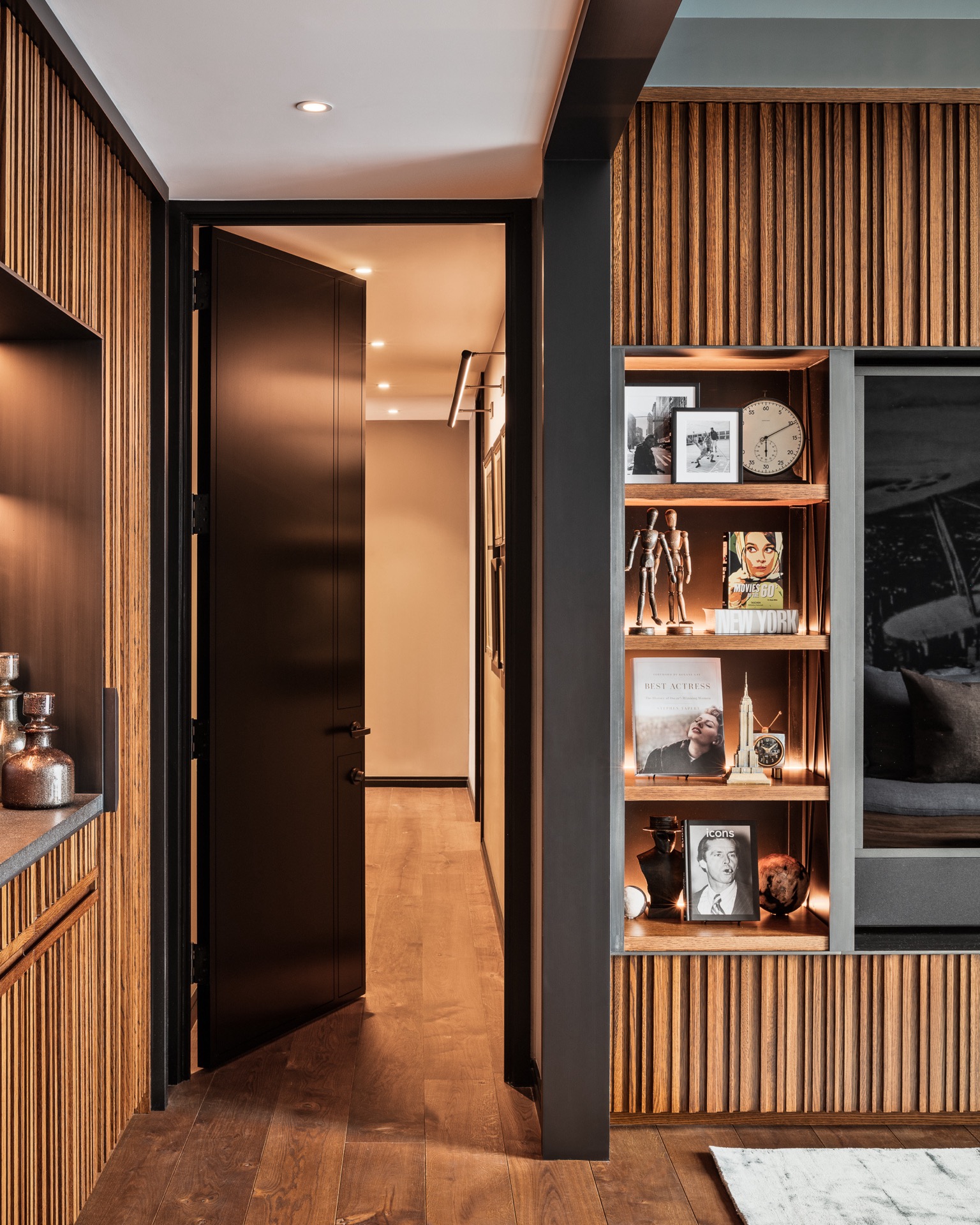 Interno di lusso: ingresso con porte in legno e cabina armadio., Luxury, Design, Exclusive, Modern, Custom Made, Special, Beautiful