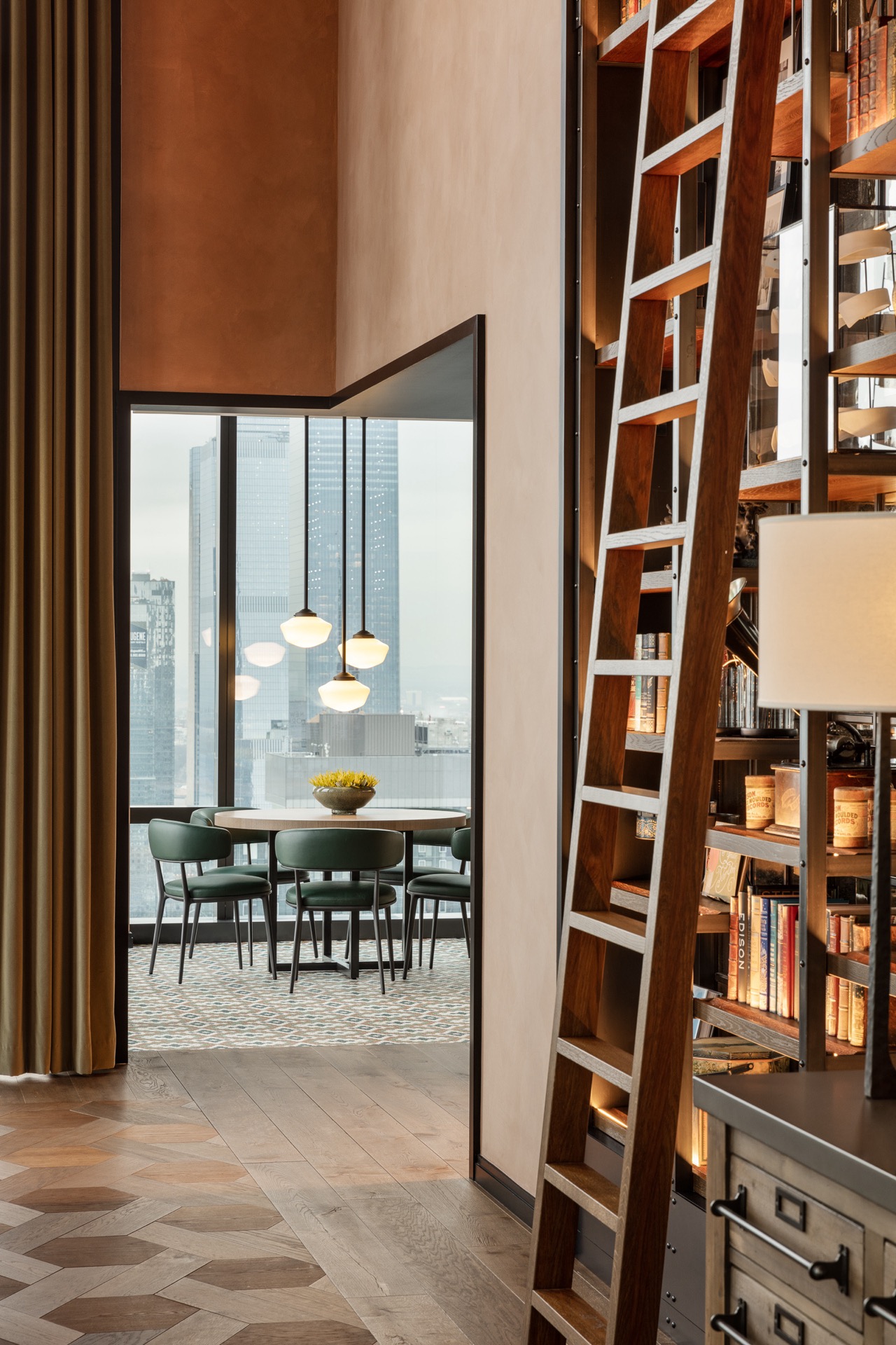 Interno di lusso: angolo interno con scaffale e vista sulla città, pavimento in legno caldo, design moderno., Luxury, Design, Exclusive, Modern, Custom Made, Special, Beautiful