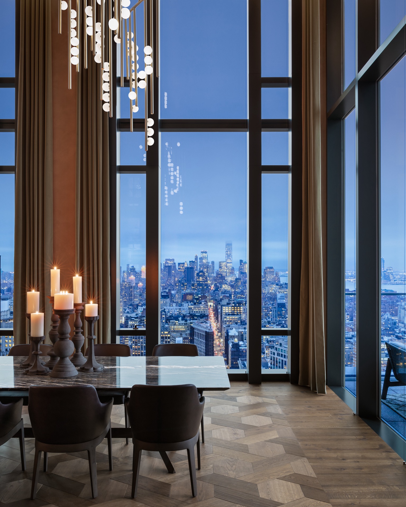 Interno di lusso: sala da pranzo con grandi finestre e vista, candele sul tavolo, pavimento in legno., Luxury, Design, Exclusive, Modern, Custom Made, Special, Beautiful