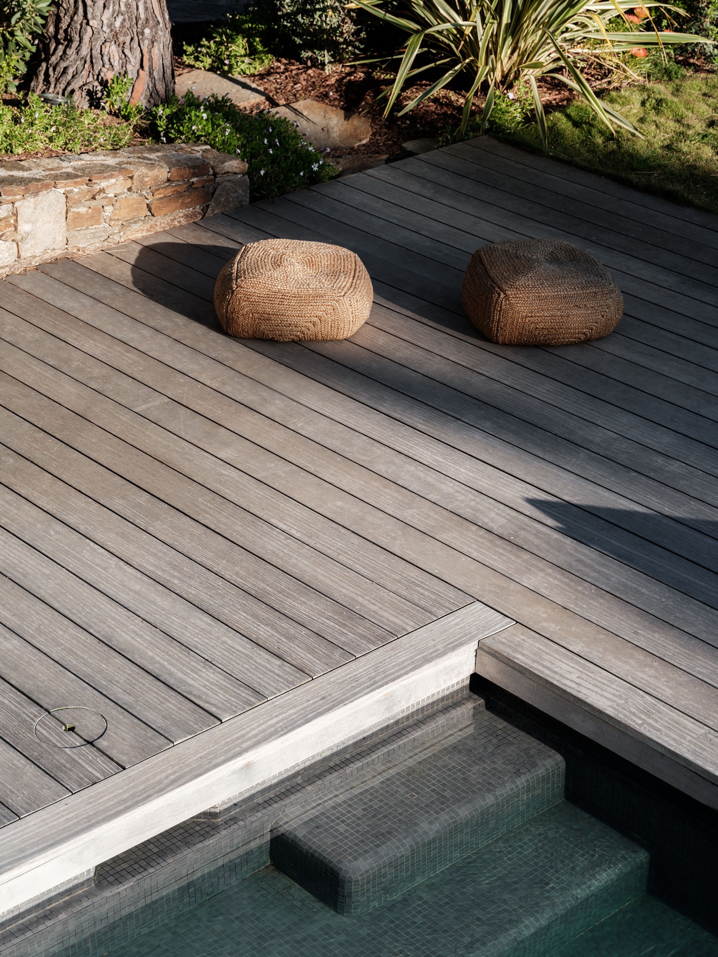 materiali naturali casa: terrazza in legno intorno alla piscina con pouf di pietra., Luxury, Design, Exclusive, Modern, Custom Made, Special, Beautiful