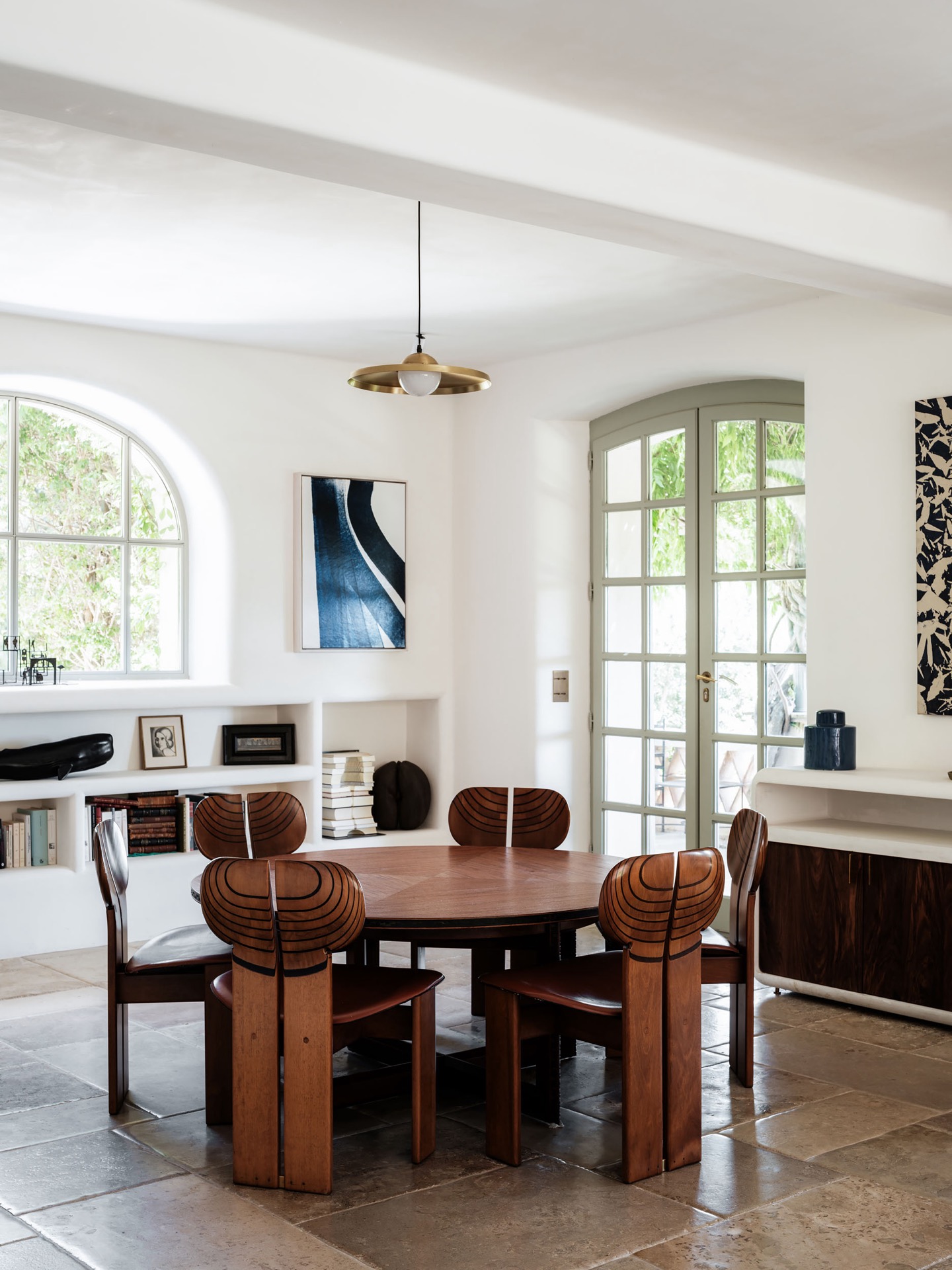 materiali naturali casa: zona pranzo con tavolo rotondo in legno, sedie di legno e scaffali per libri, Luxury, Design, Exclusive, Modern, Custom Made, Special, Beautiful
