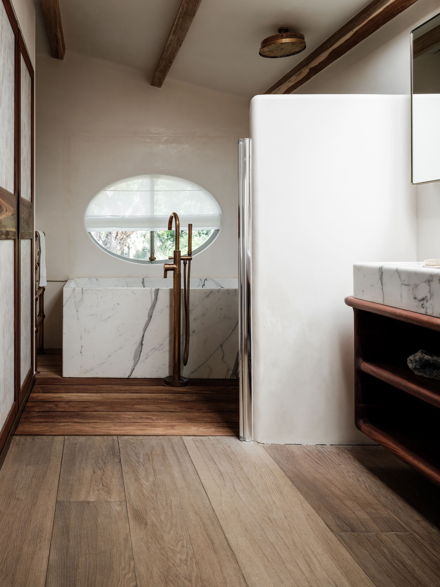 materiali naturali casa: bagno con vasca in marmo bianco, pavimento in legno e design organico, Luxury, Design, Exclusive, Modern, Custom Made, Special, Beautiful