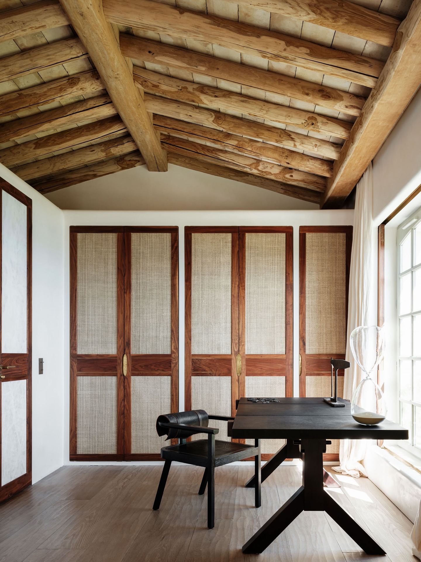 materiali naturali casa: interno con scrivania, armadio in legno e scaffali, design caldo e naturale, Luxury, Design, Exclusive, Modern, Custom Made, Special, Beautiful
