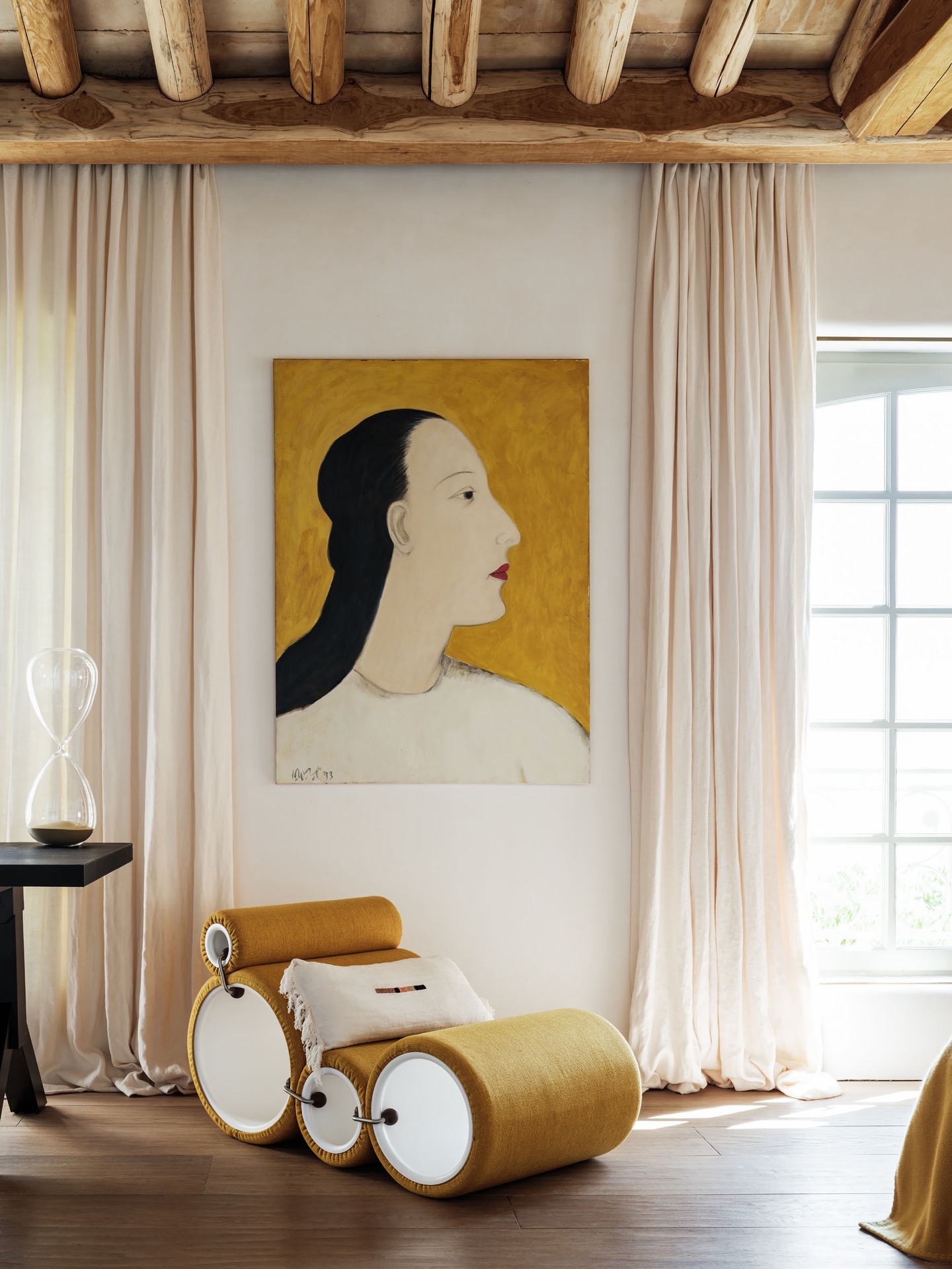 materiali naturali casa: soggiorno con grande opera d'arte e poltrona di design vicino alla finestra, Luxury, Design, Exclusive, Modern, Custom Made, Special, Beautiful
